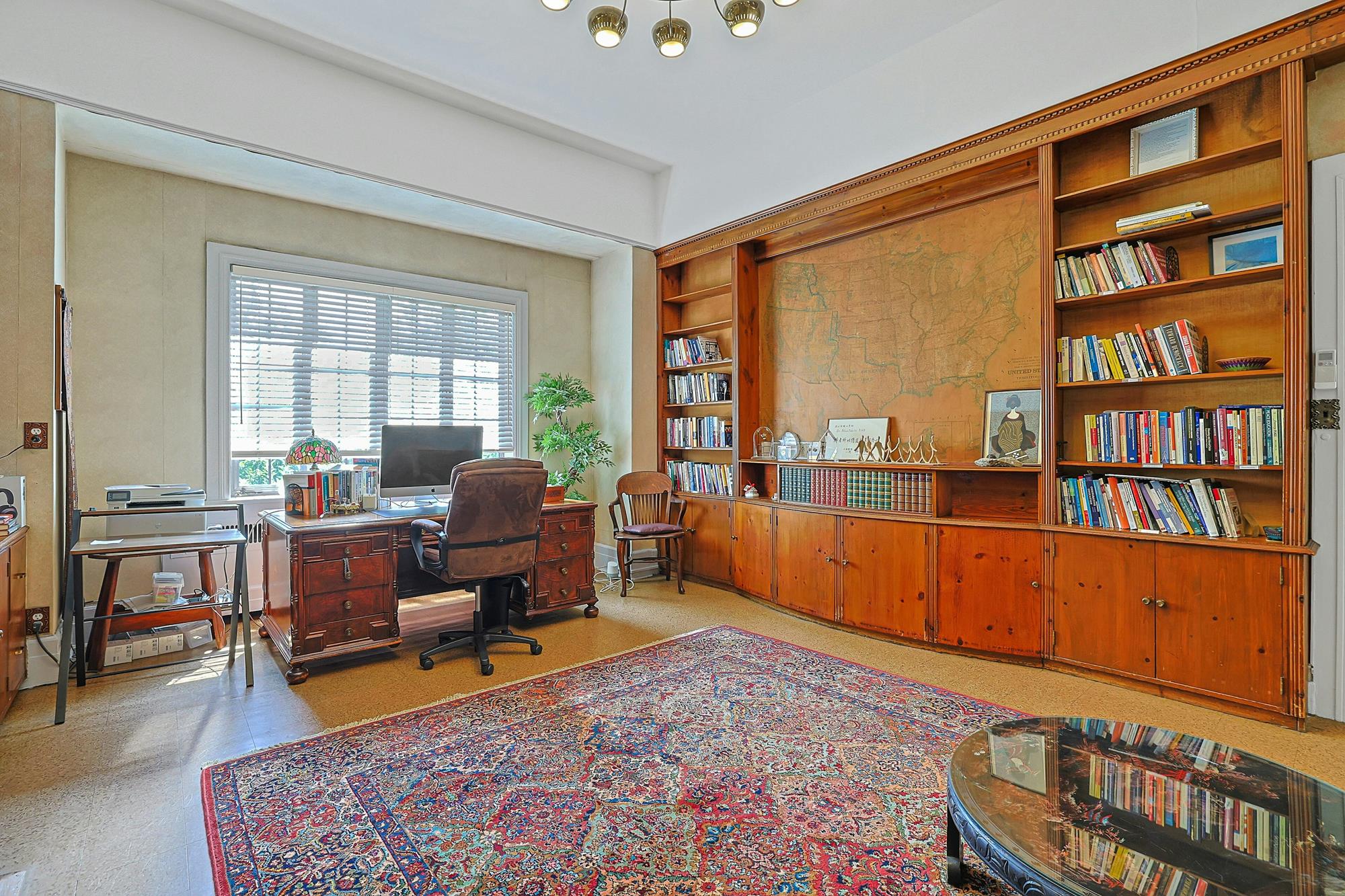 Classic & Spacious 6-Bd. Stucco Craftsman-Style House with Sunroom, Patio, Garden & Grassy Lawns