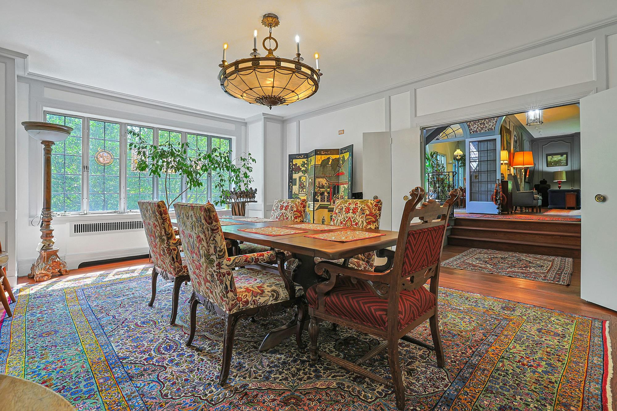 Classic & Spacious 6-Bd. Stucco Craftsman-Style House with Sunroom, Patio, Garden & Grassy Lawns