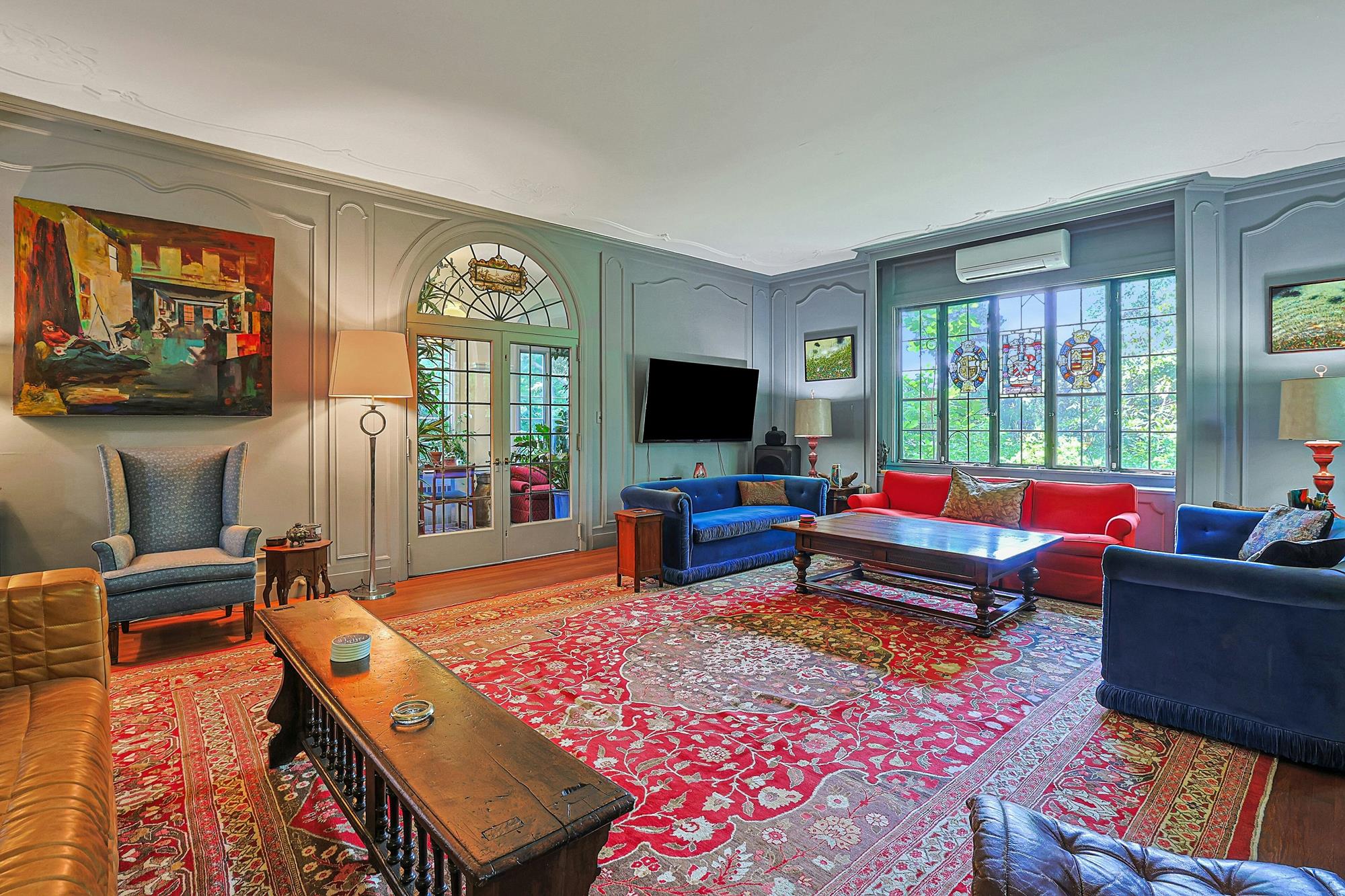 Classic & Spacious 6-Bd. Stucco Craftsman-Style House with Sunroom, Patio, Garden & Grassy Lawns