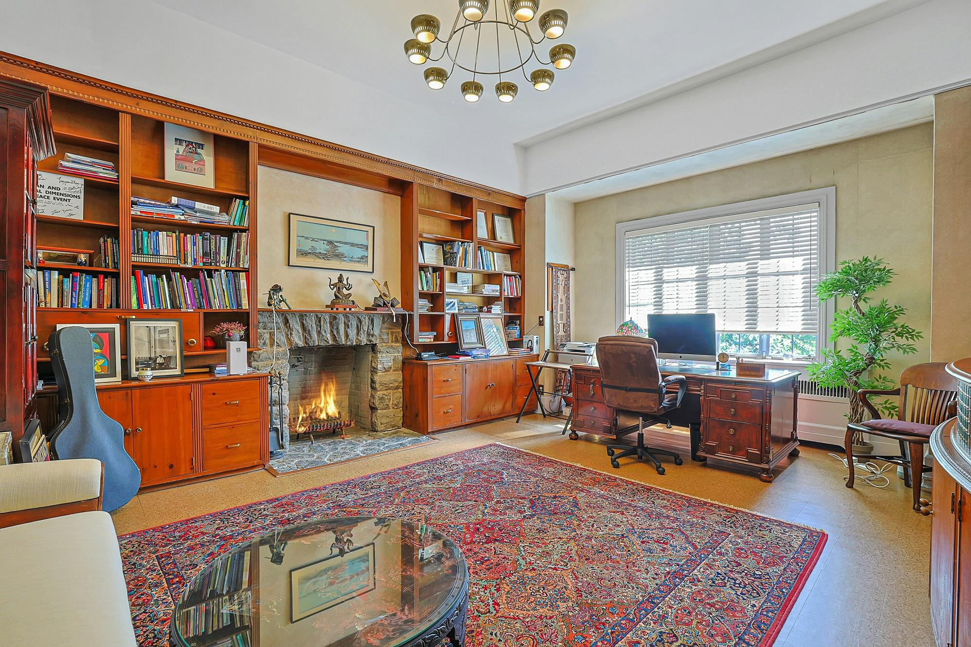 Classic & Spacious 6-Bd. Stucco Craftsman-Style House with Sunroom, Patio, Garden & Grassy Lawns