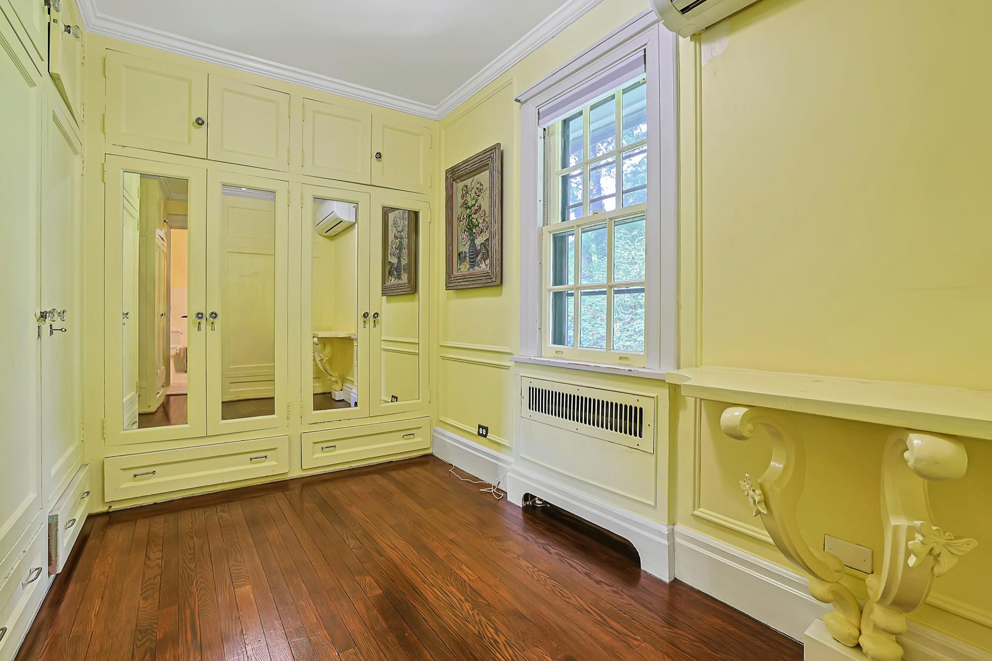 Classic & Spacious 6-Bd. Stucco Craftsman-Style House with Sunroom, Patio, Garden & Grassy Lawns