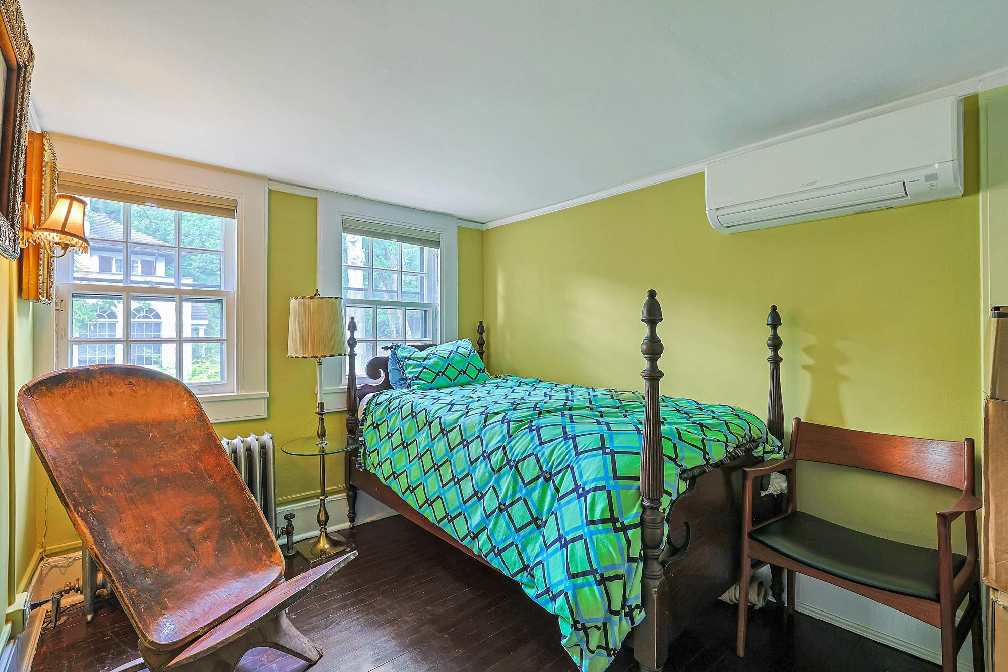 Classic & Spacious 6-Bd. Stucco Craftsman-Style House with Sunroom, Patio, Garden & Grassy Lawns