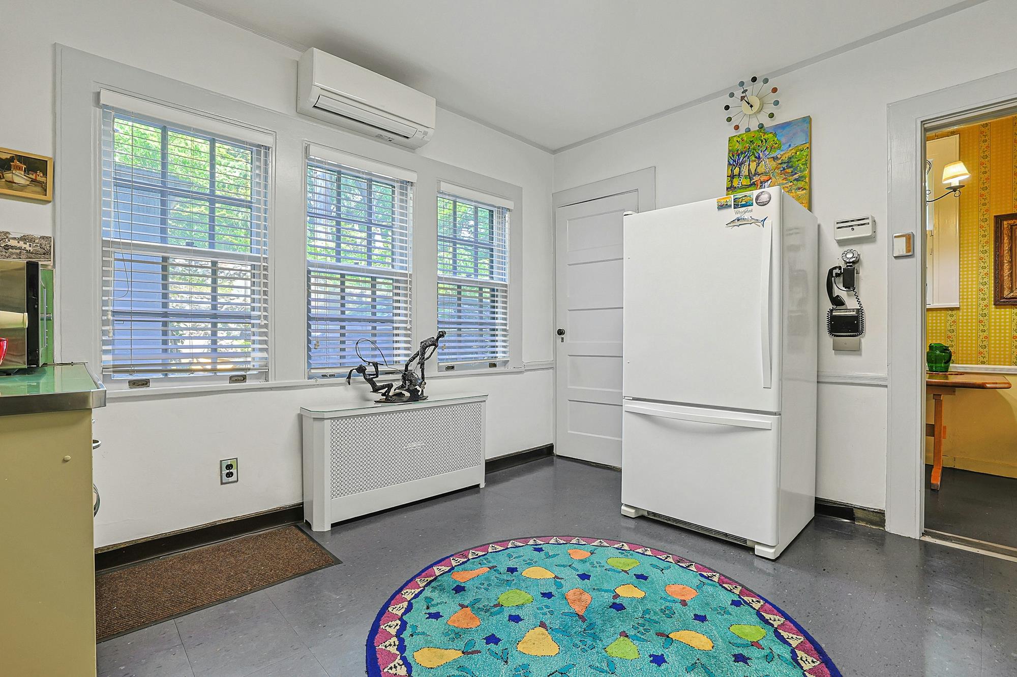 Classic & Spacious 6-Bd. Stucco Craftsman-Style House with Sunroom, Patio, Garden & Grassy Lawns