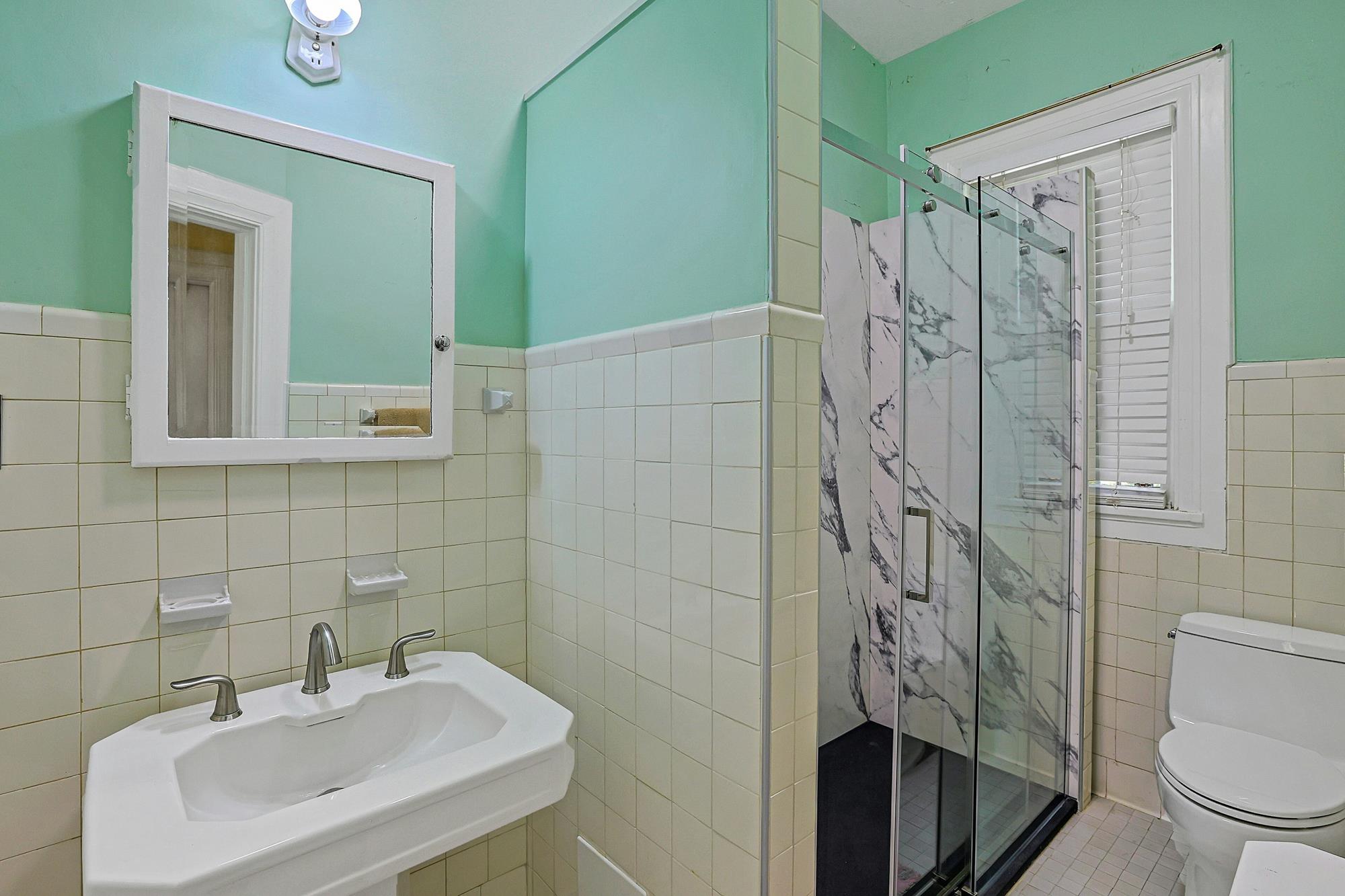 Classic & Spacious 6-Bd. Stucco Craftsman-Style House with Sunroom, Patio, Garden & Grassy Lawns