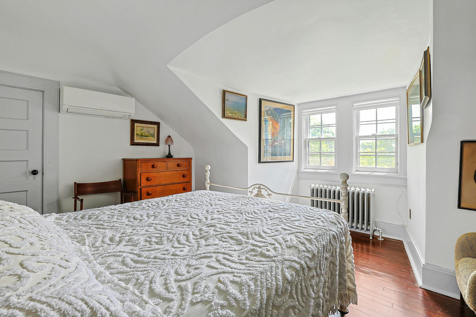 Classic & Spacious 6-Bd. Stucco Craftsman-Style House with Sunroom, Patio, Garden & Grassy Lawns