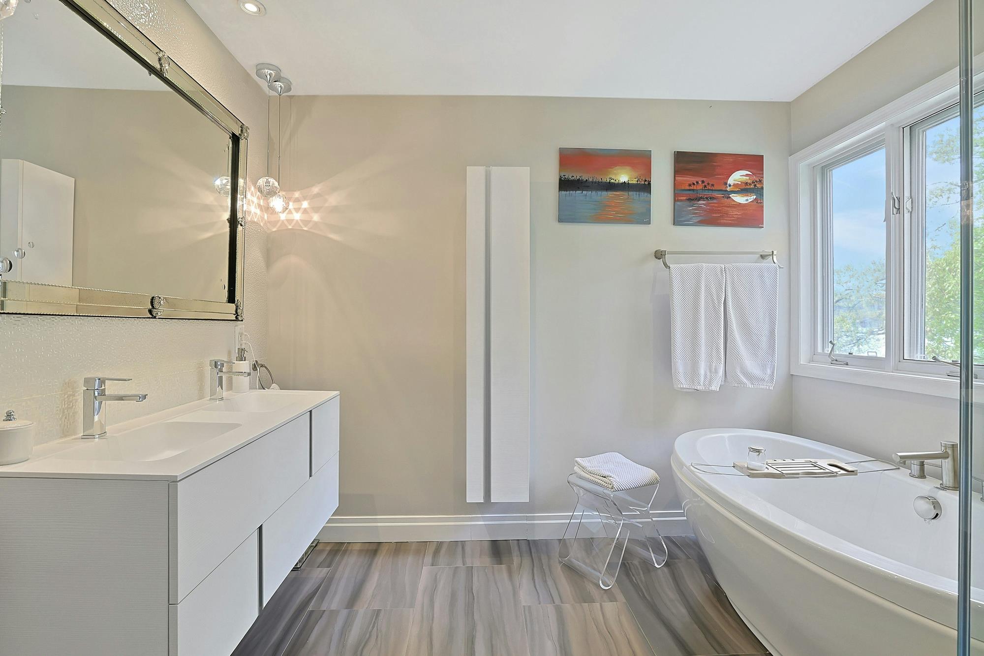 Majestic Hudson River Views: Modern & Spacious 5-Bd. House with Solarium, Dining Patio & Level, Grassy Yards