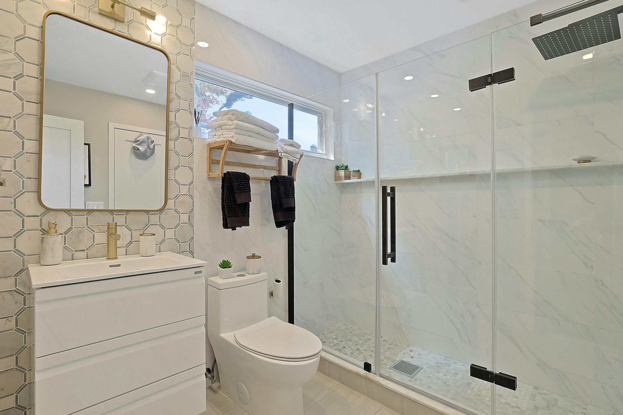 Majestic Hudson River Views: Modern & Spacious 5-Bd. House with Solarium, Dining Patio & Level, Grassy Yards