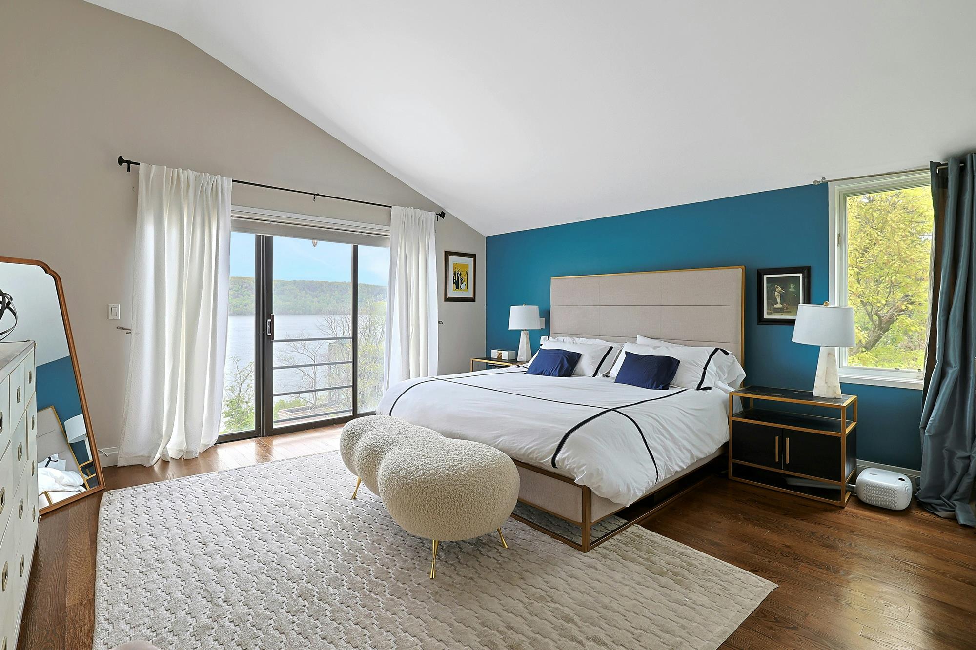 Majestic Hudson River Views: Modern & Spacious 5-Bd. House with Solarium, Dining Patio & Level, Grassy Yards