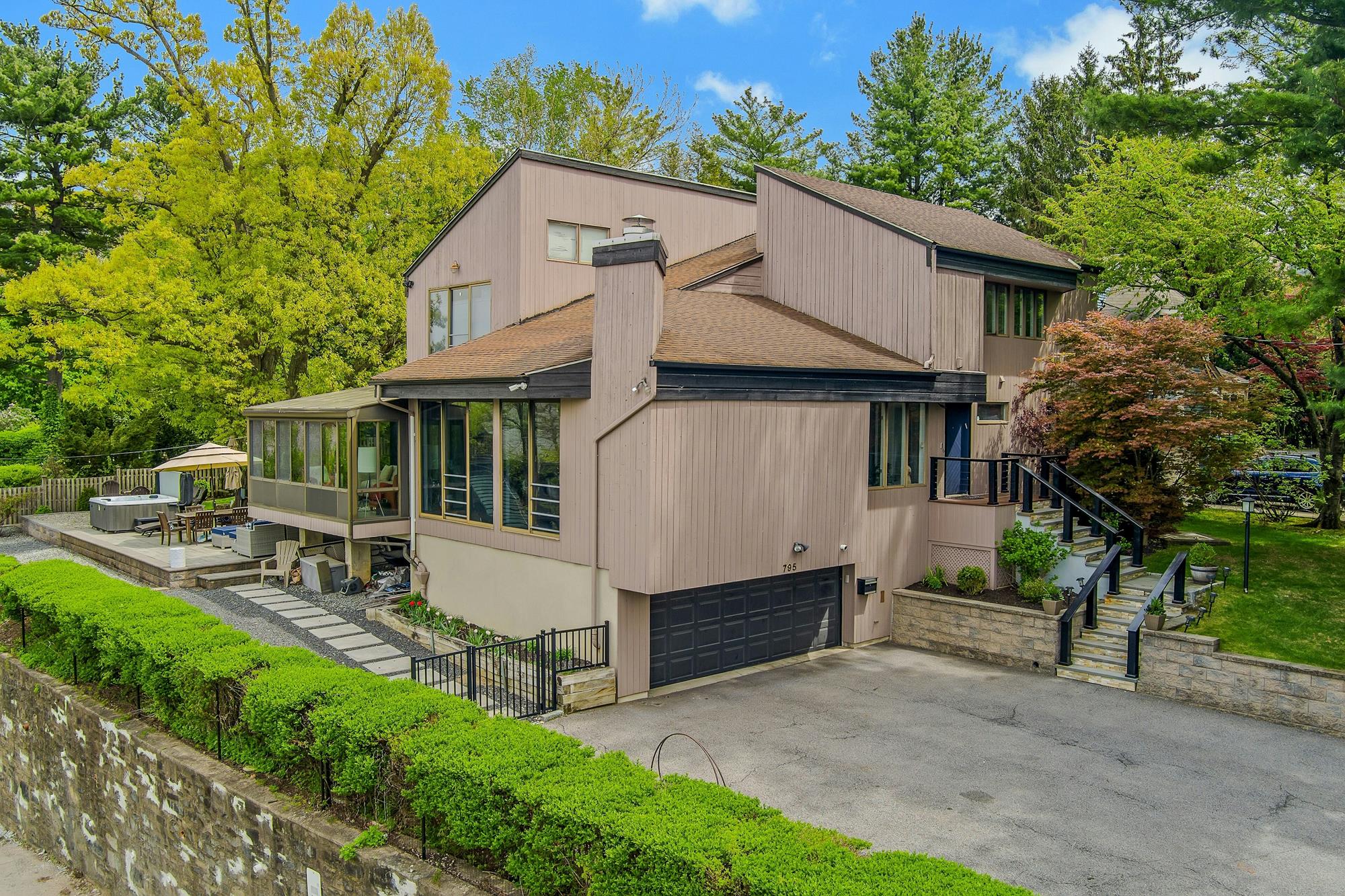 Majestic Hudson River Views: Modern & Spacious 5-Bd. House with Solarium, Dining Patio & Level, Grassy Yards
