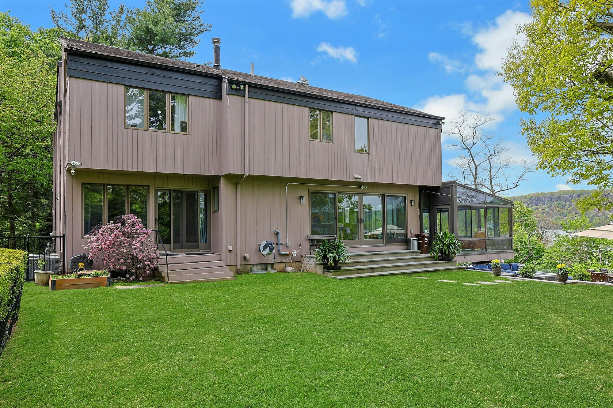 Majestic Hudson River Views: Modern & Spacious 5-Bd. House with Solarium, Dining Patio & Level, Grassy Yards