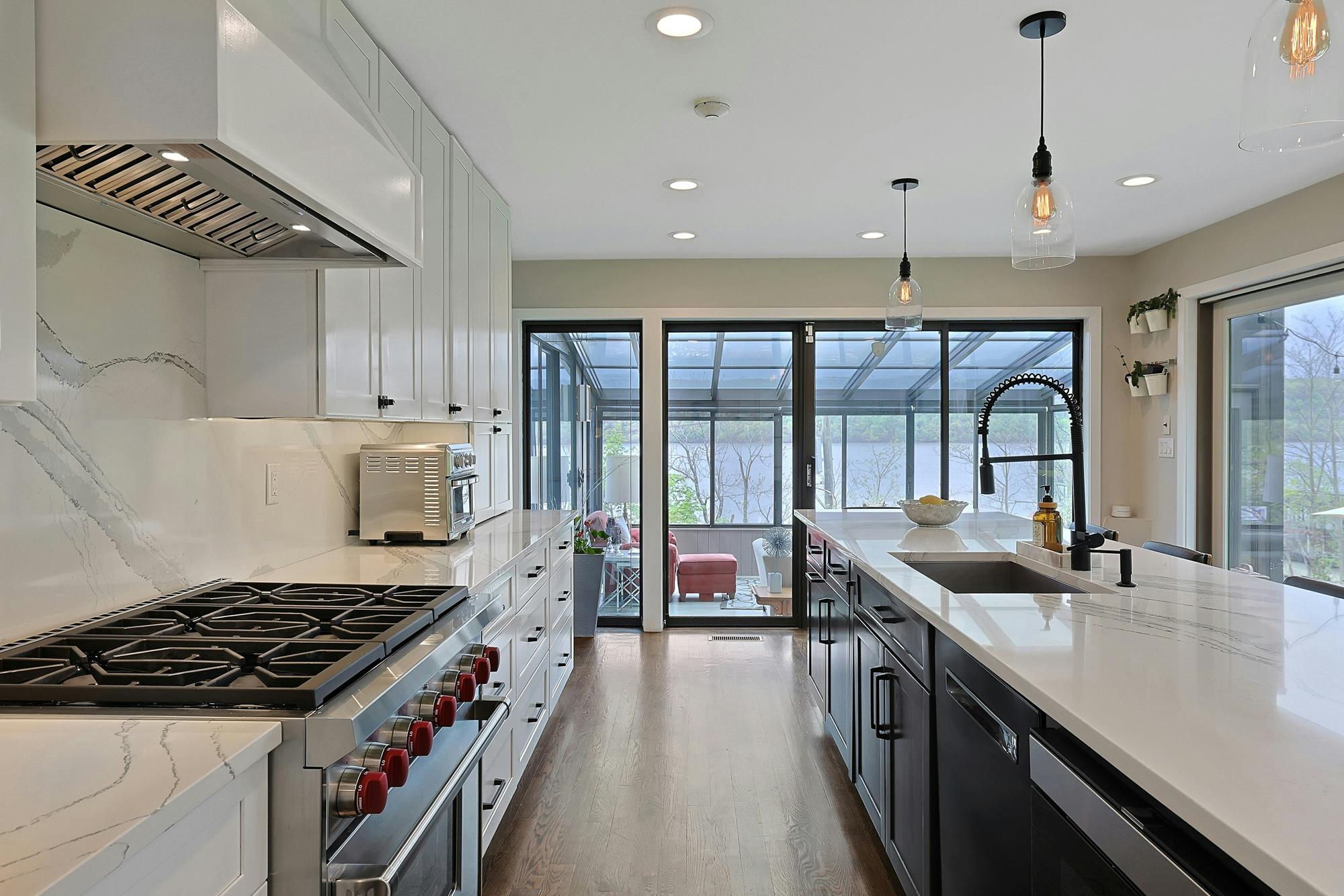 Majestic Hudson River Views: Modern & Spacious 5-Bd. House with Solarium, Dining Patio & Level, Grassy Yards