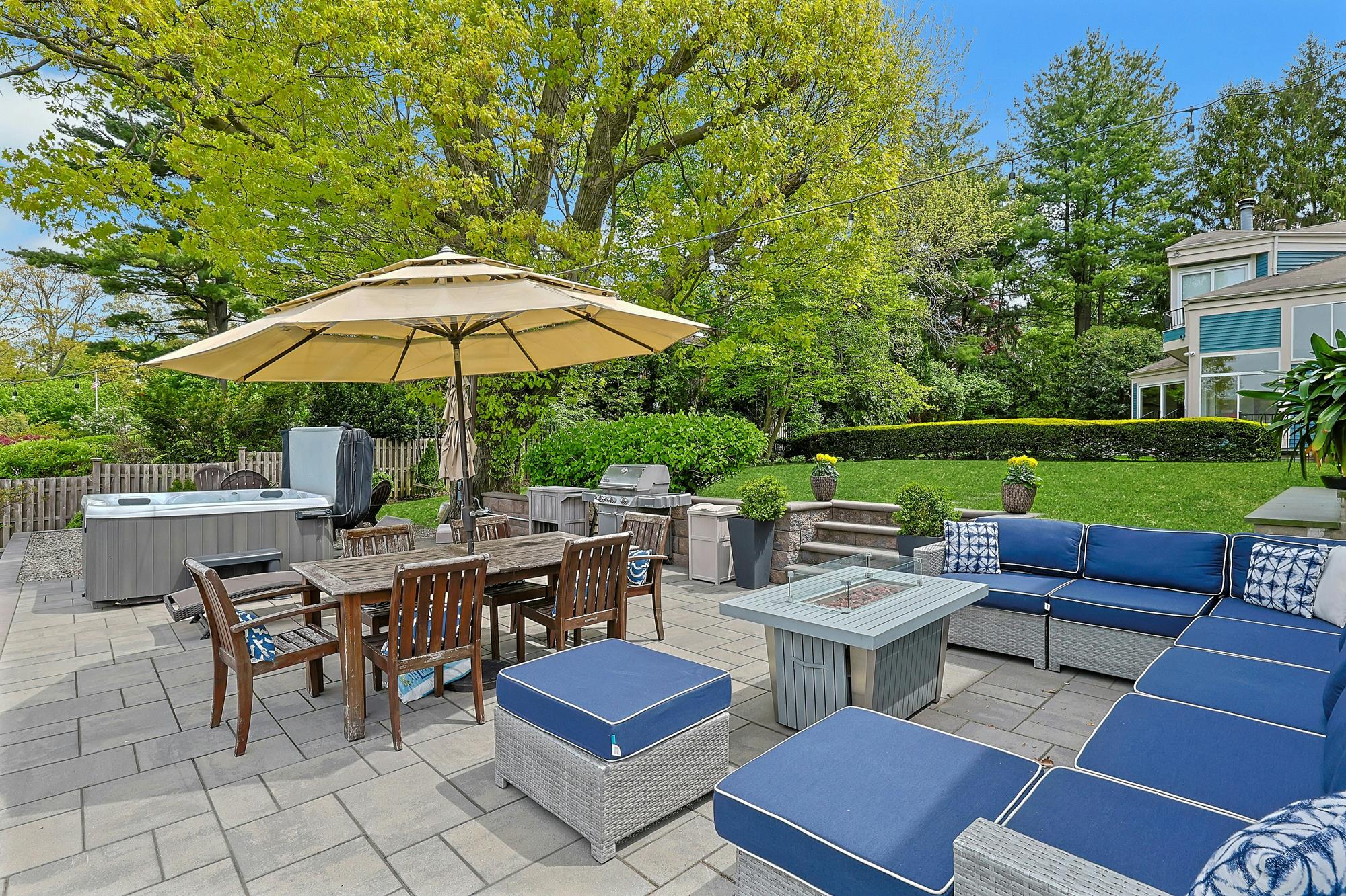 Majestic Hudson River Views: Modern & Spacious 5-Bd. House with Solarium, Dining Patio & Level, Grassy Yards