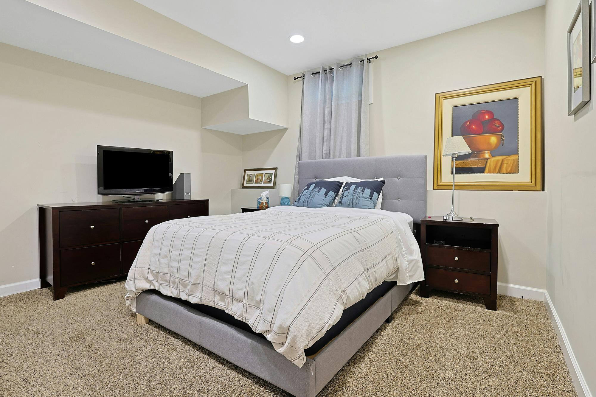 Majestic Hudson River Views: Modern & Spacious 5-Bd. House with Solarium, Dining Patio & Level, Grassy Yards