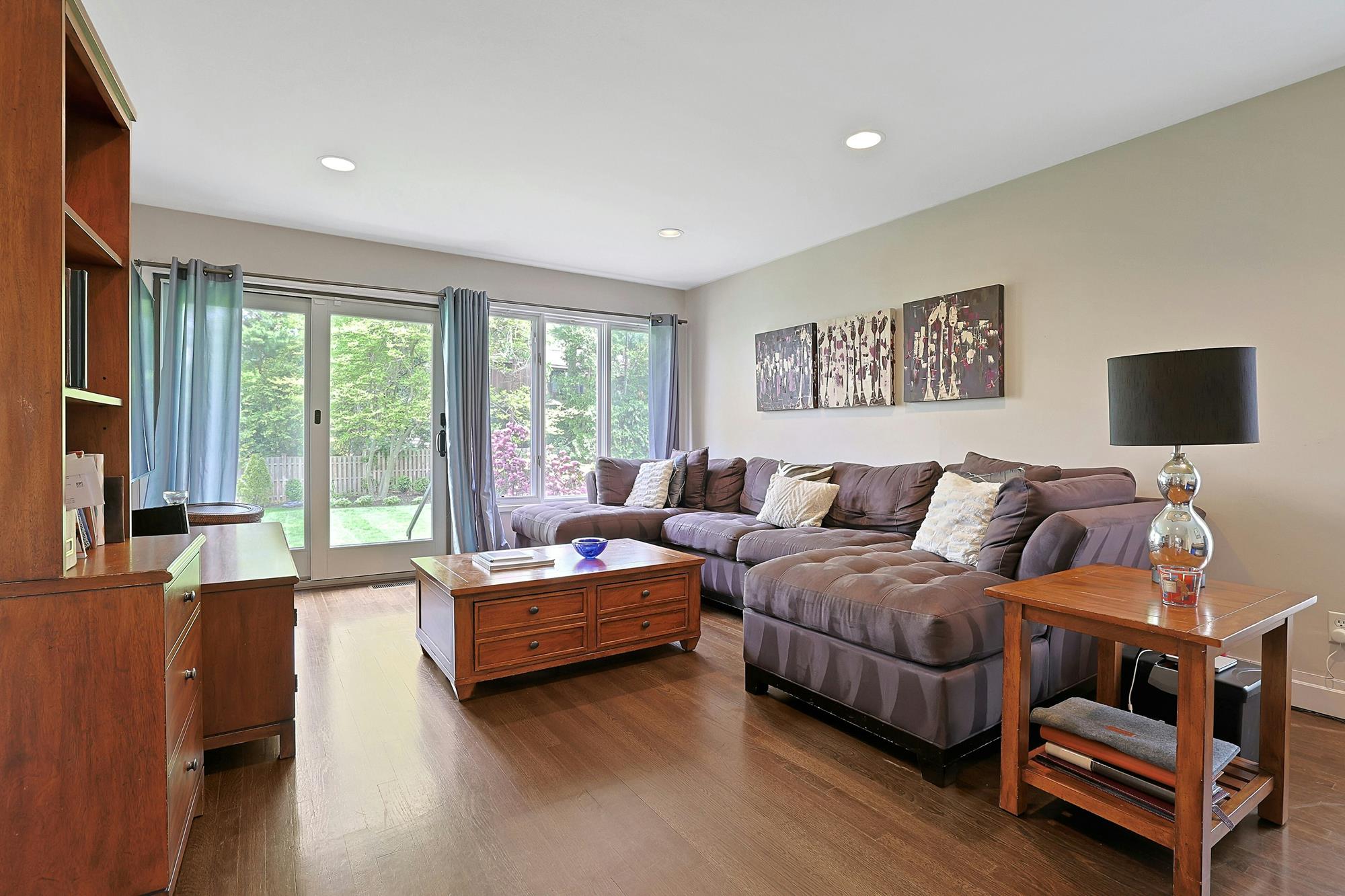 Majestic Hudson River Views: Modern & Spacious 5-Bd. House with Solarium, Dining Patio & Level, Grassy Yards