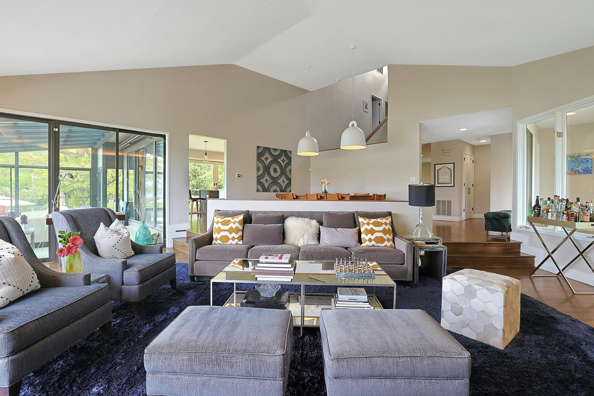 Majestic Hudson River Views: Modern & Spacious 5-Bd. House with Solarium, Dining Patio & Level, Grassy Yards