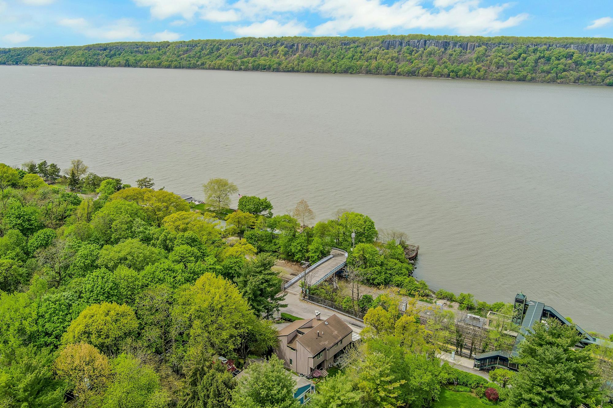 Majestic Hudson River Views: Modern & Spacious 5-Bd. House with Solarium, Dining Patio & Level, Grassy Yards