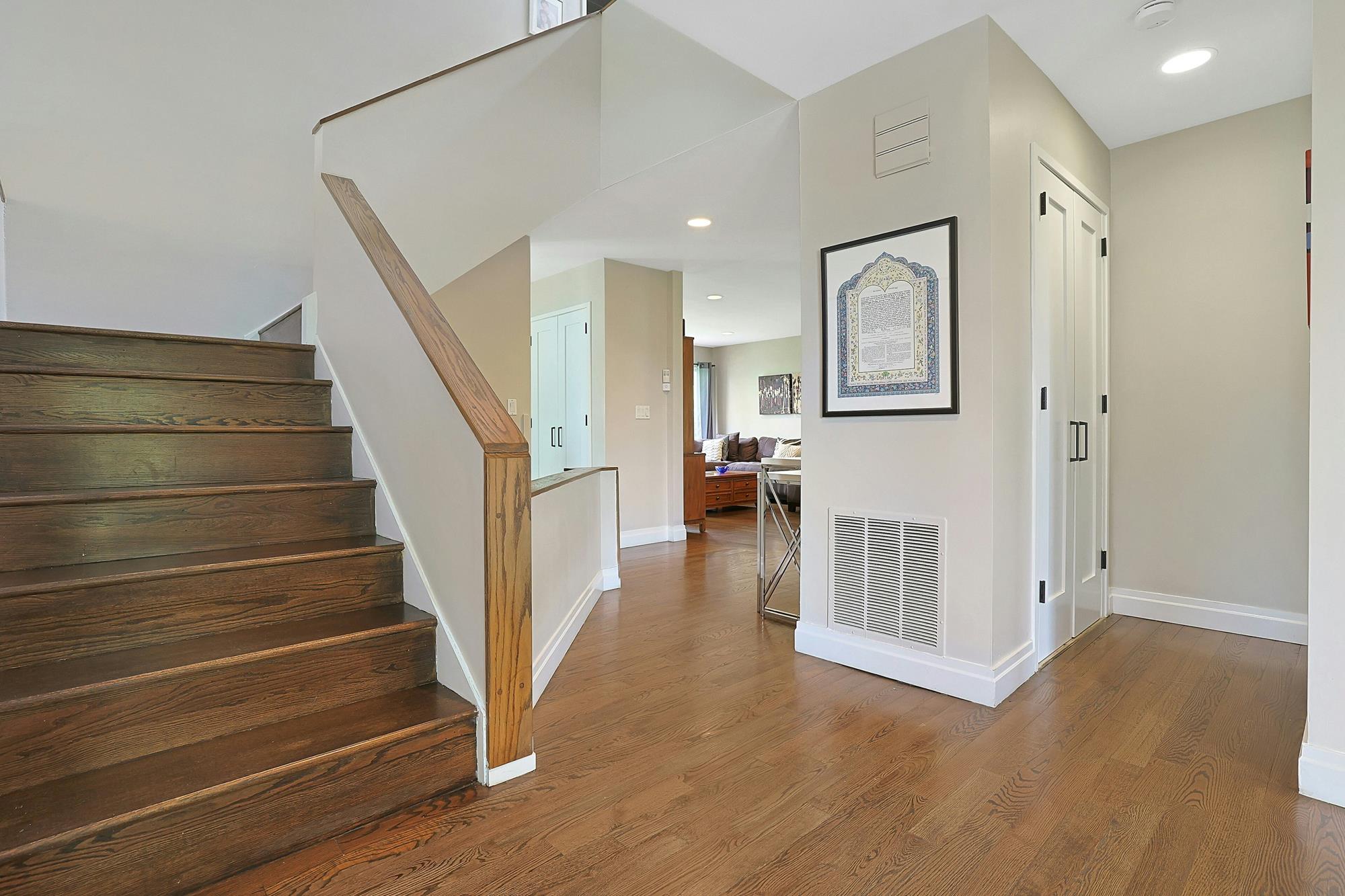 Majestic Hudson River Views: Modern & Spacious 5-Bd. House with Solarium, Dining Patio & Level, Grassy Yards