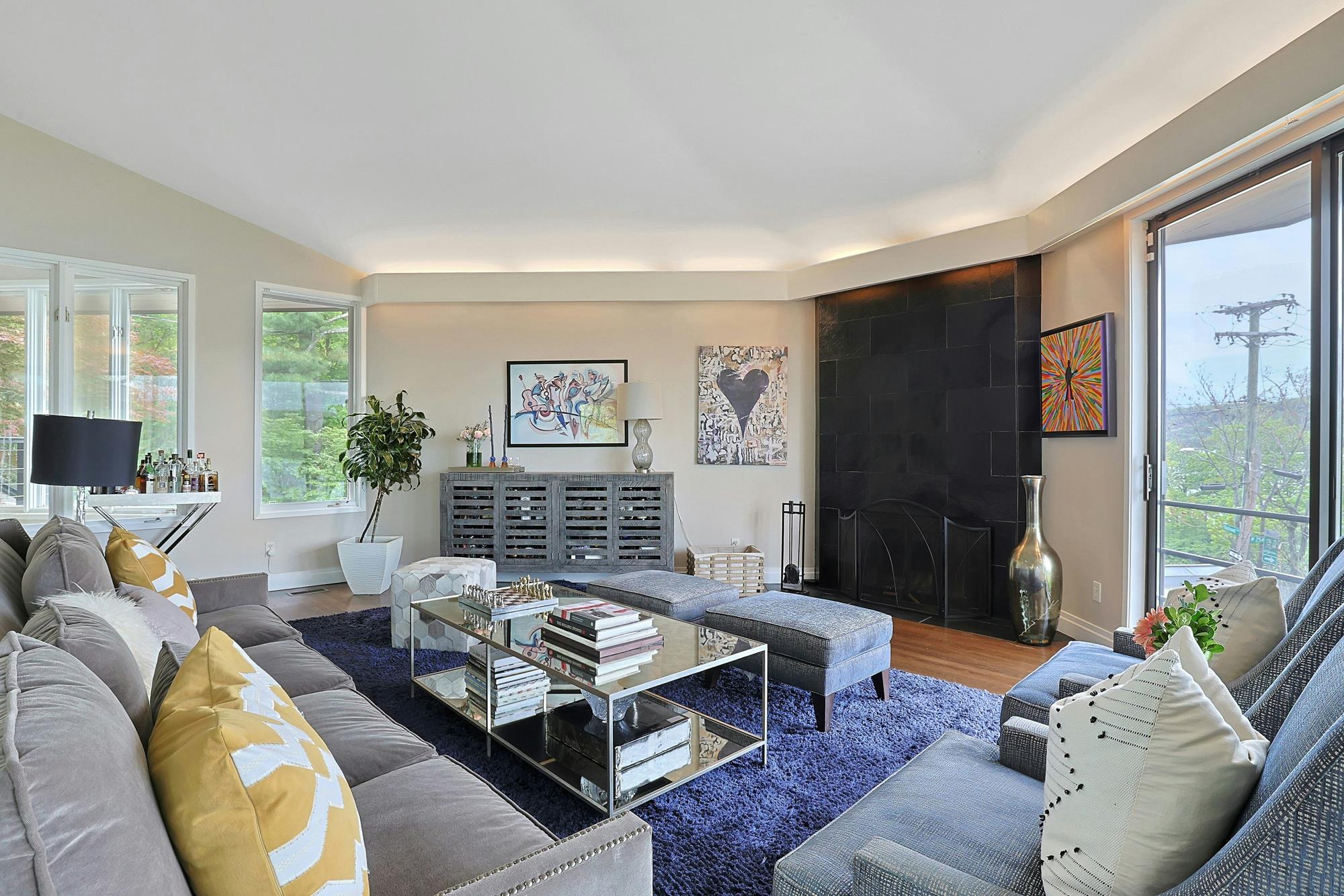 Majestic Hudson River Views: Modern & Spacious 5-Bd. House with Solarium, Dining Patio & Level, Grassy Yards
