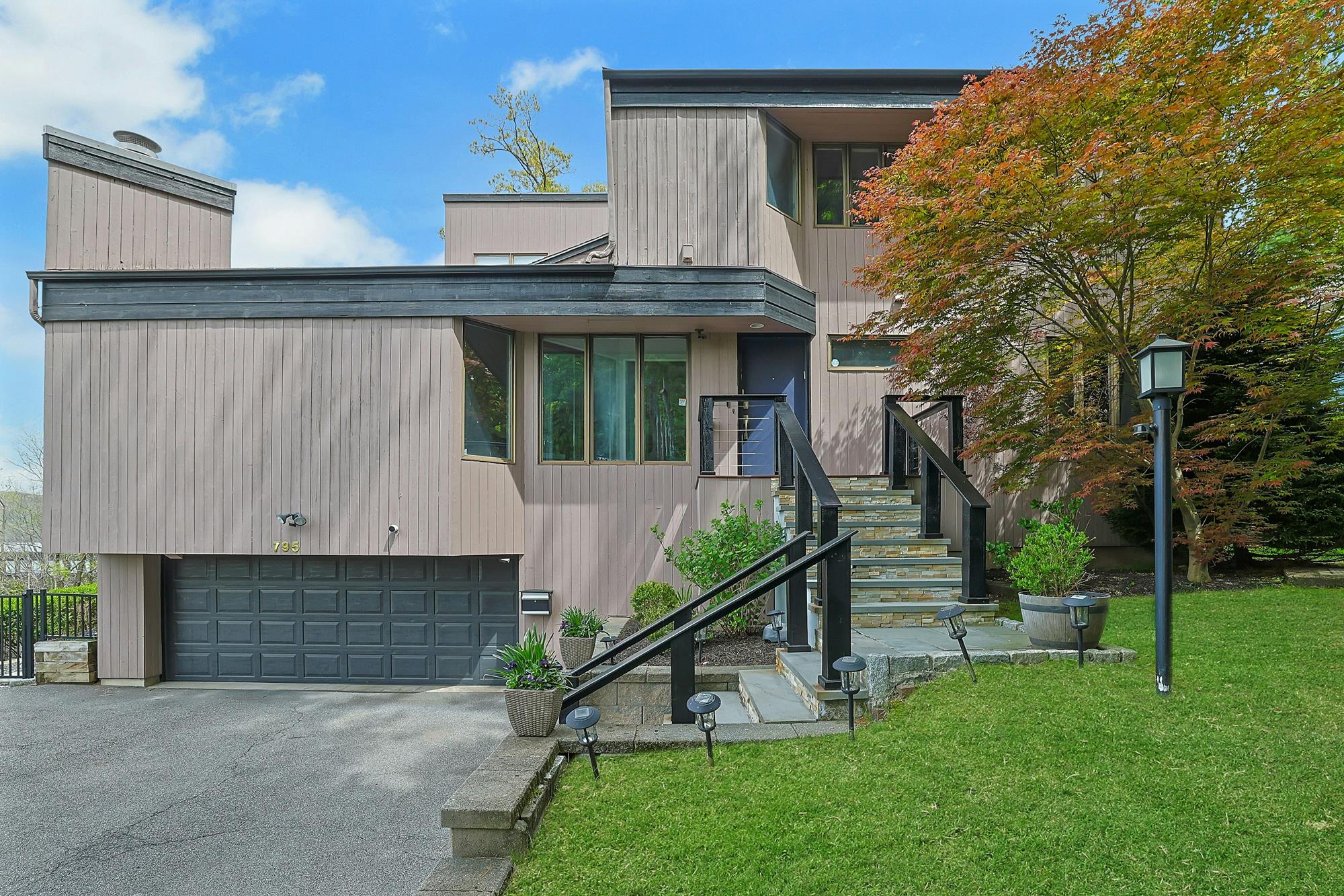Majestic Hudson River Views: Modern & Spacious 5-Bd. House with Solarium, Dining Patio & Level, Grassy Yards