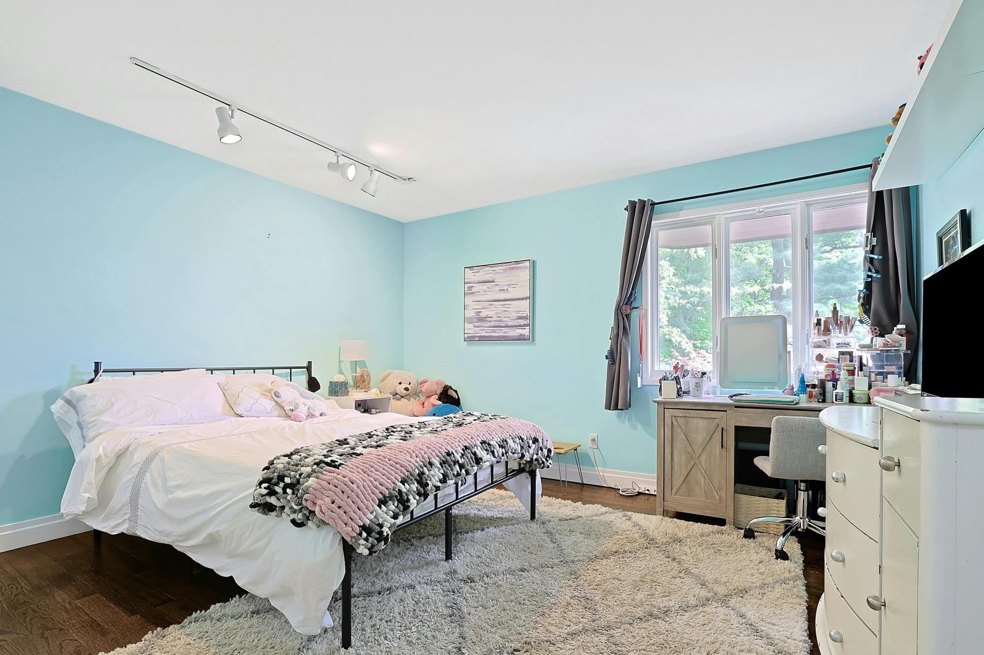 Majestic Hudson River Views: Modern & Spacious 5-Bd. House with Solarium, Dining Patio & Level, Grassy Yards