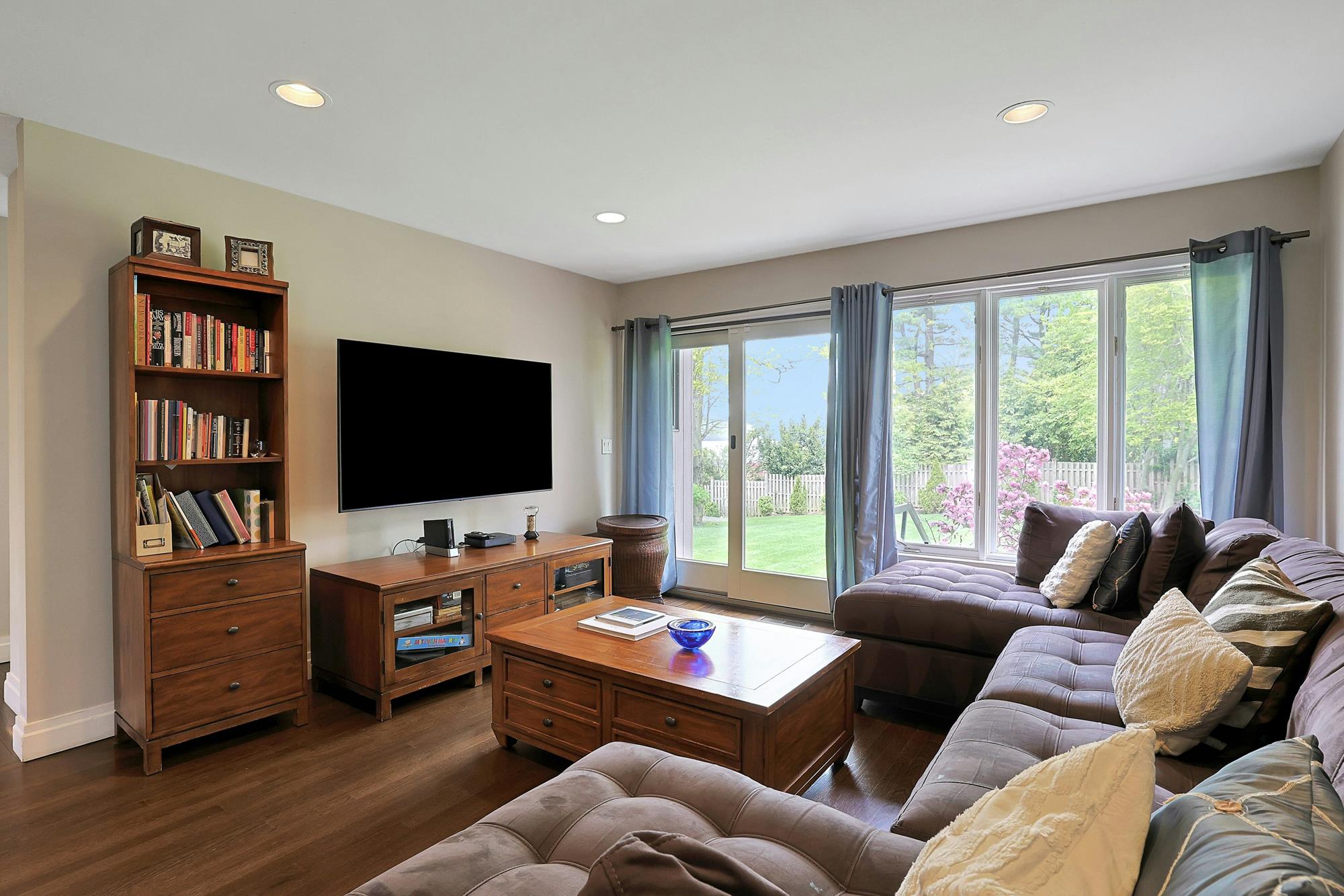 Majestic Hudson River Views: Modern & Spacious 5-Bd. House with Solarium, Dining Patio & Level, Grassy Yards
