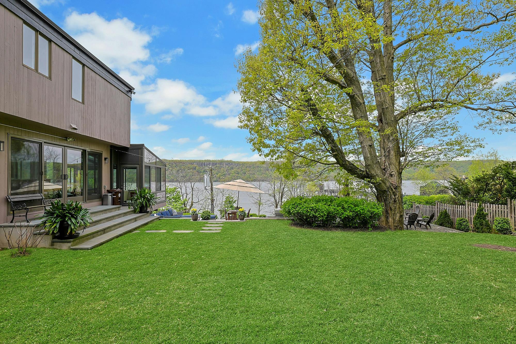 Majestic Hudson River Views: Modern & Spacious 5-Bd. House with Solarium, Dining Patio & Level, Grassy Yards