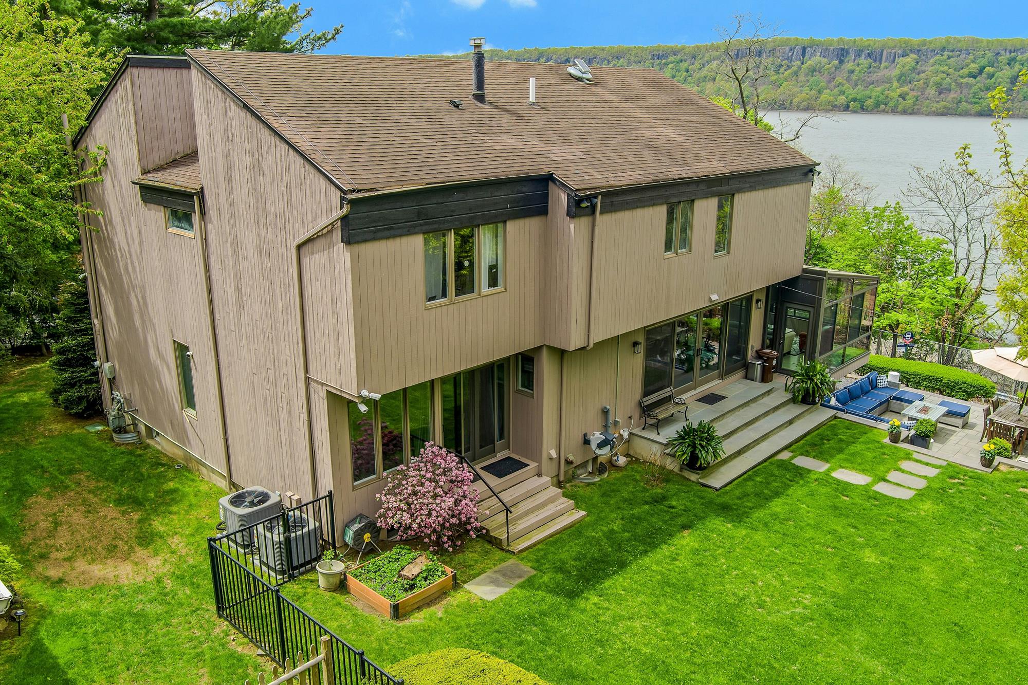 Majestic Hudson River Views: Modern & Spacious 5-Bd. House with Solarium, Dining Patio & Level, Grassy Yards