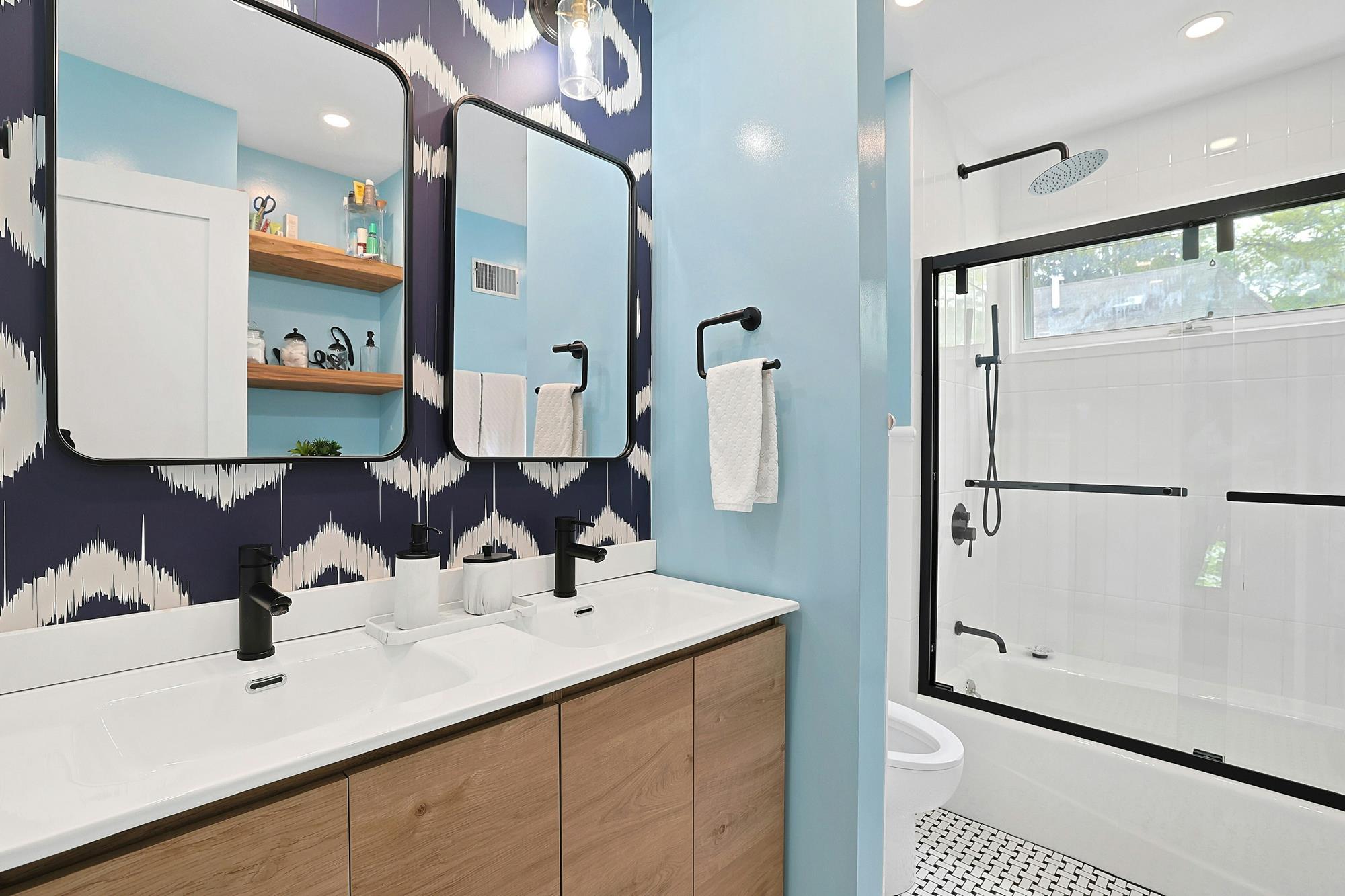 Majestic Hudson River Views: Modern & Spacious 5-Bd. House with Solarium, Dining Patio & Level, Grassy Yards