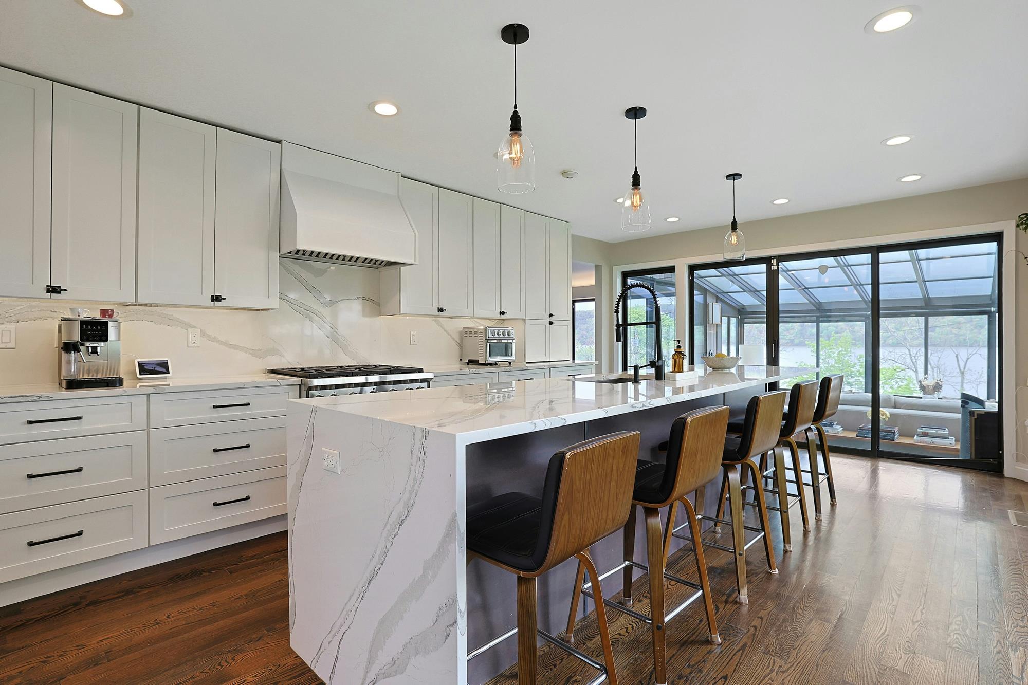 Majestic Hudson River Views: Modern & Spacious 5-Bd. House with Solarium, Dining Patio & Level, Grassy Yards