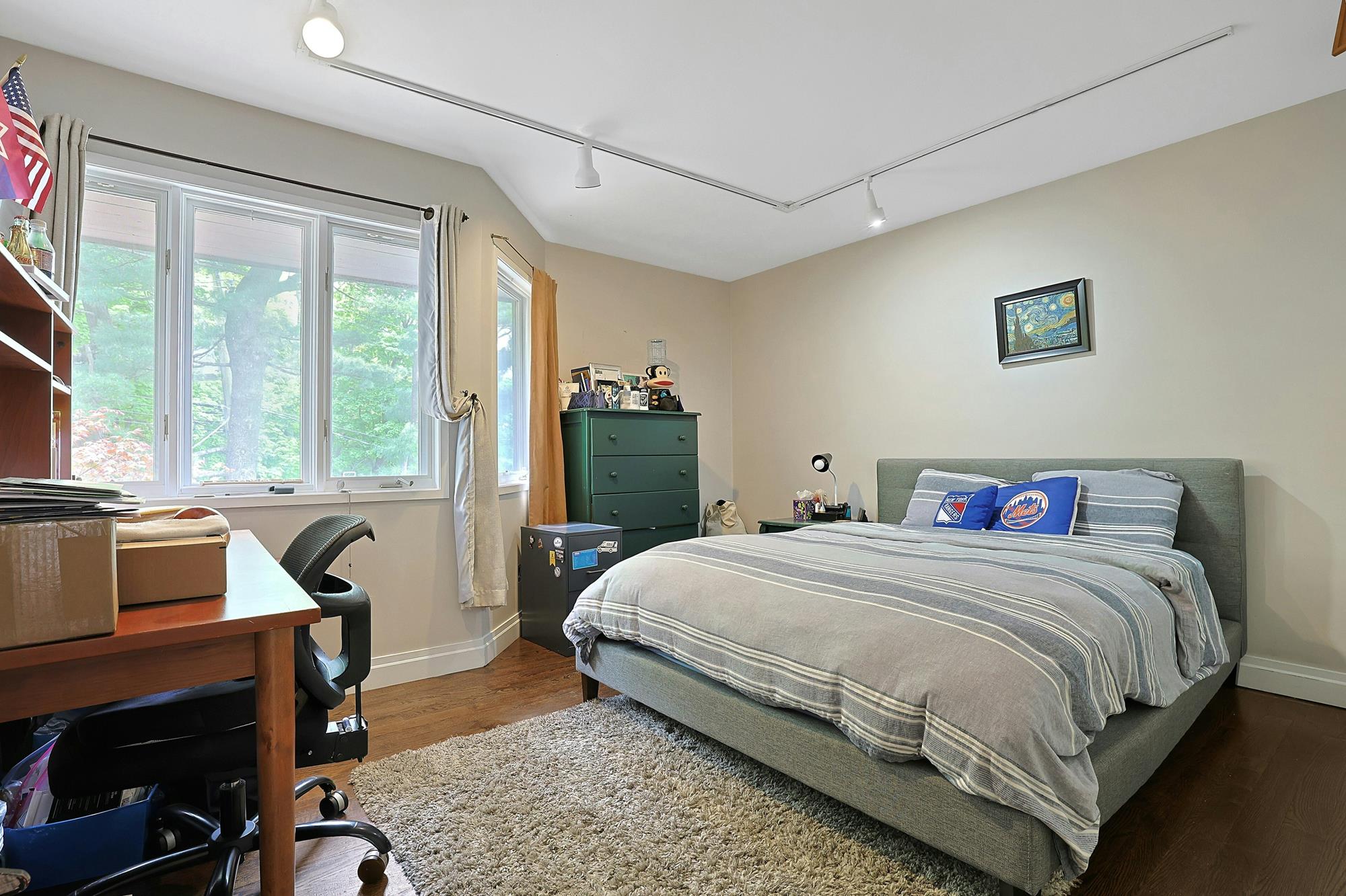 Majestic Hudson River Views: Modern & Spacious 5-Bd. House with Solarium, Dining Patio & Level, Grassy Yards