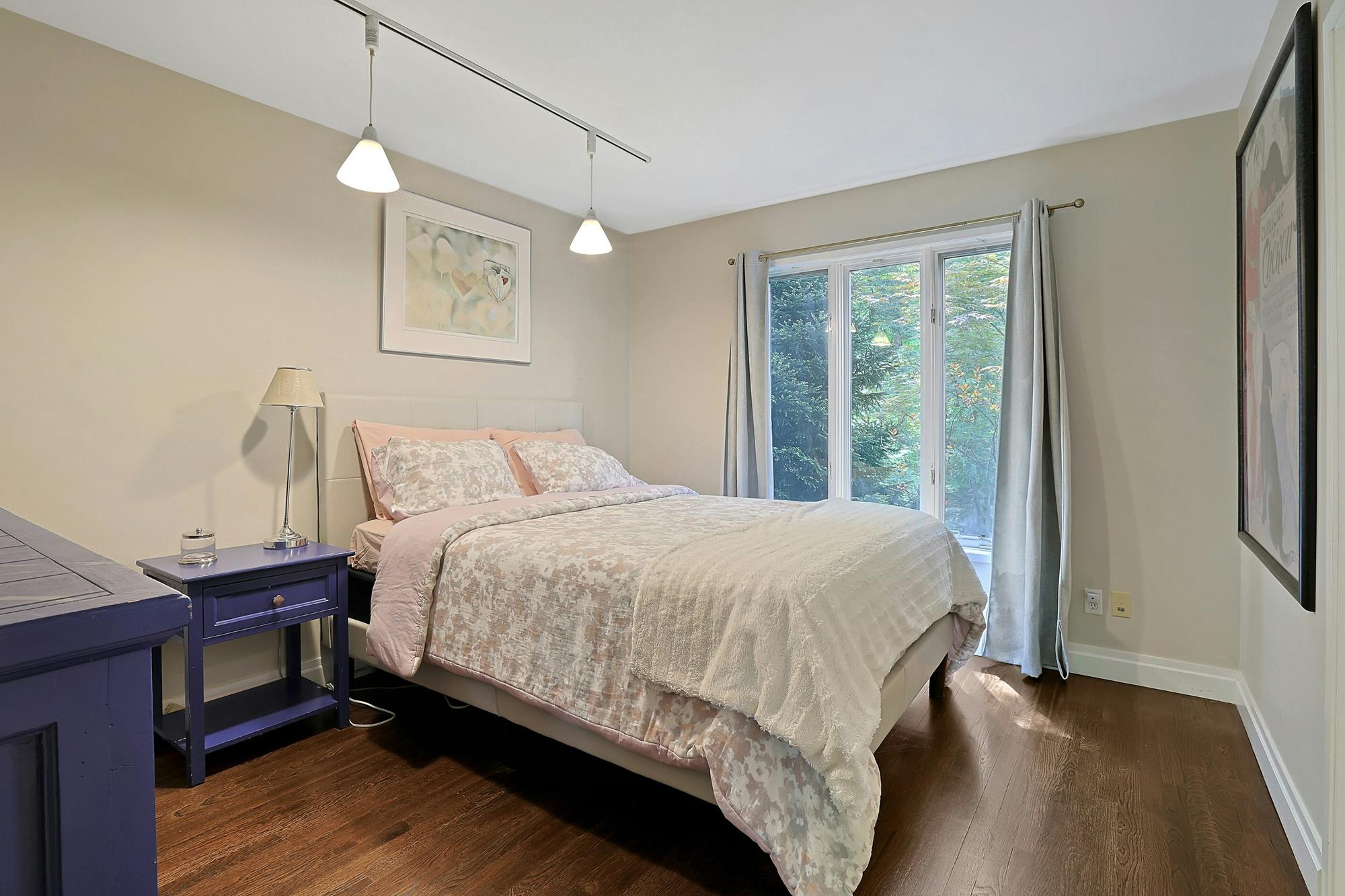 Majestic Hudson River Views: Modern & Spacious 5-Bd. House with Solarium, Dining Patio & Level, Grassy Yards