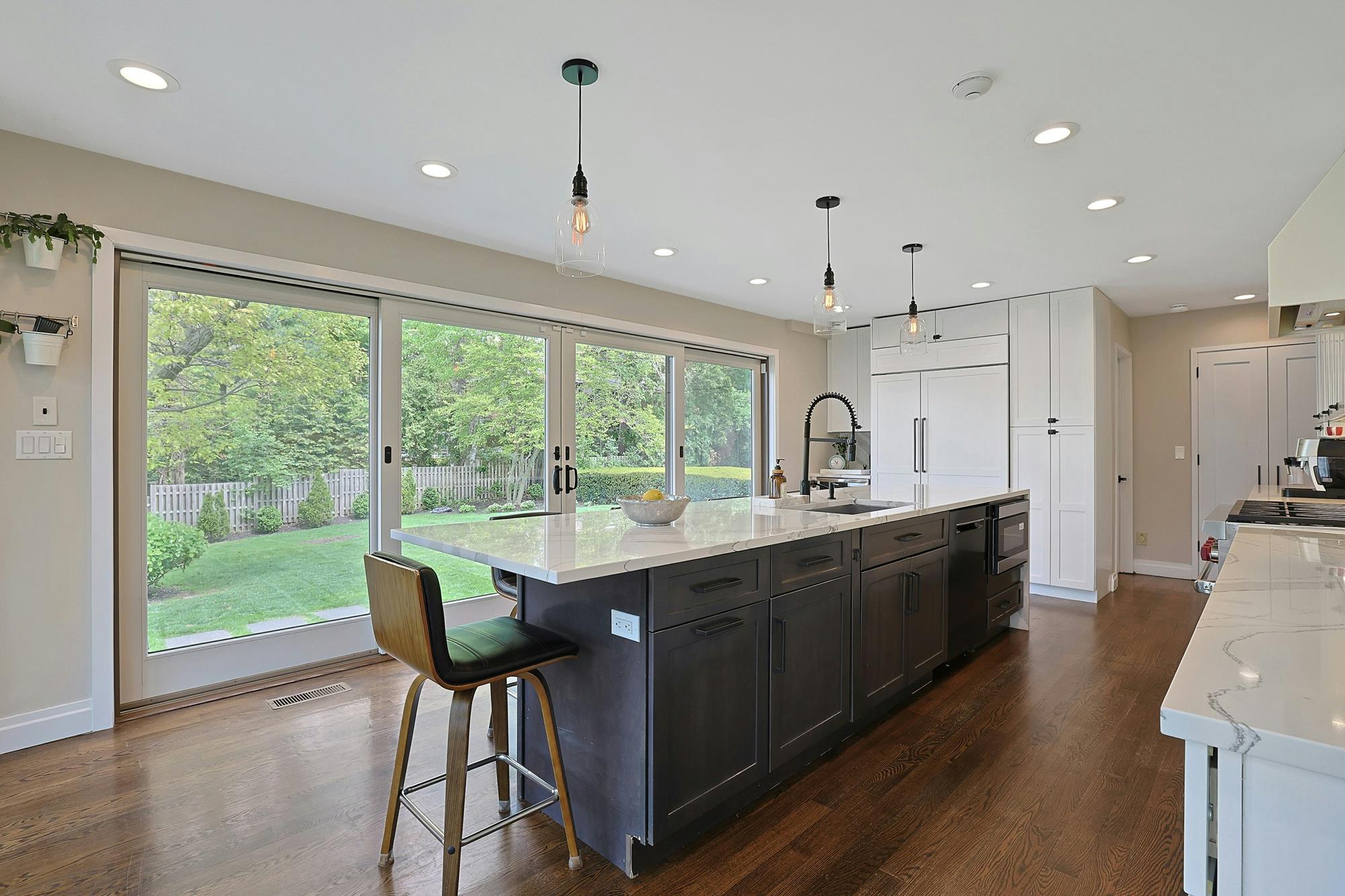 Majestic Hudson River Views: Modern & Spacious 5-Bd. House with Solarium, Dining Patio & Level, Grassy Yards