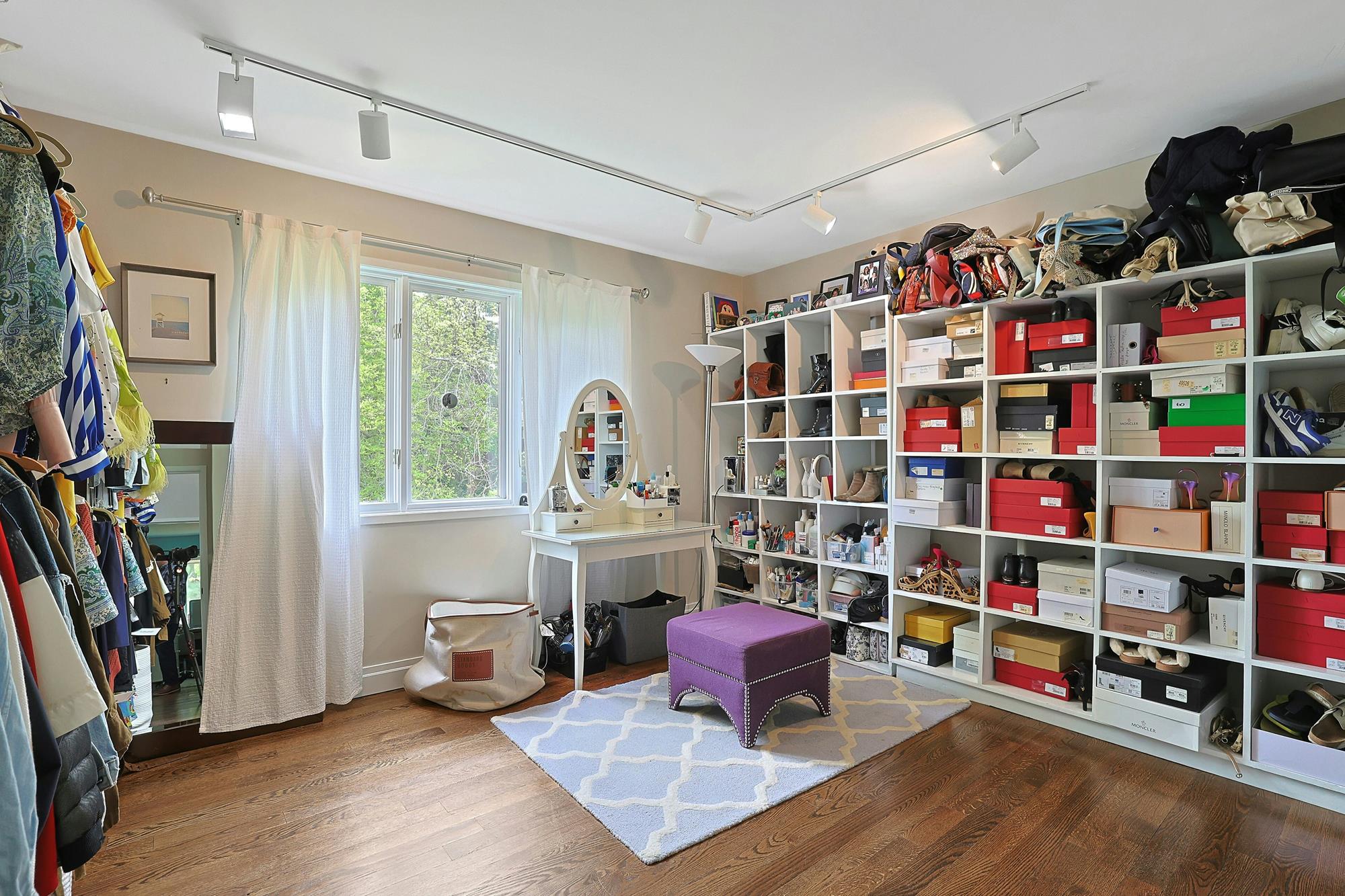 Majestic Hudson River Views: Modern & Spacious 5-Bd. House with Solarium, Dining Patio & Level, Grassy Yards
