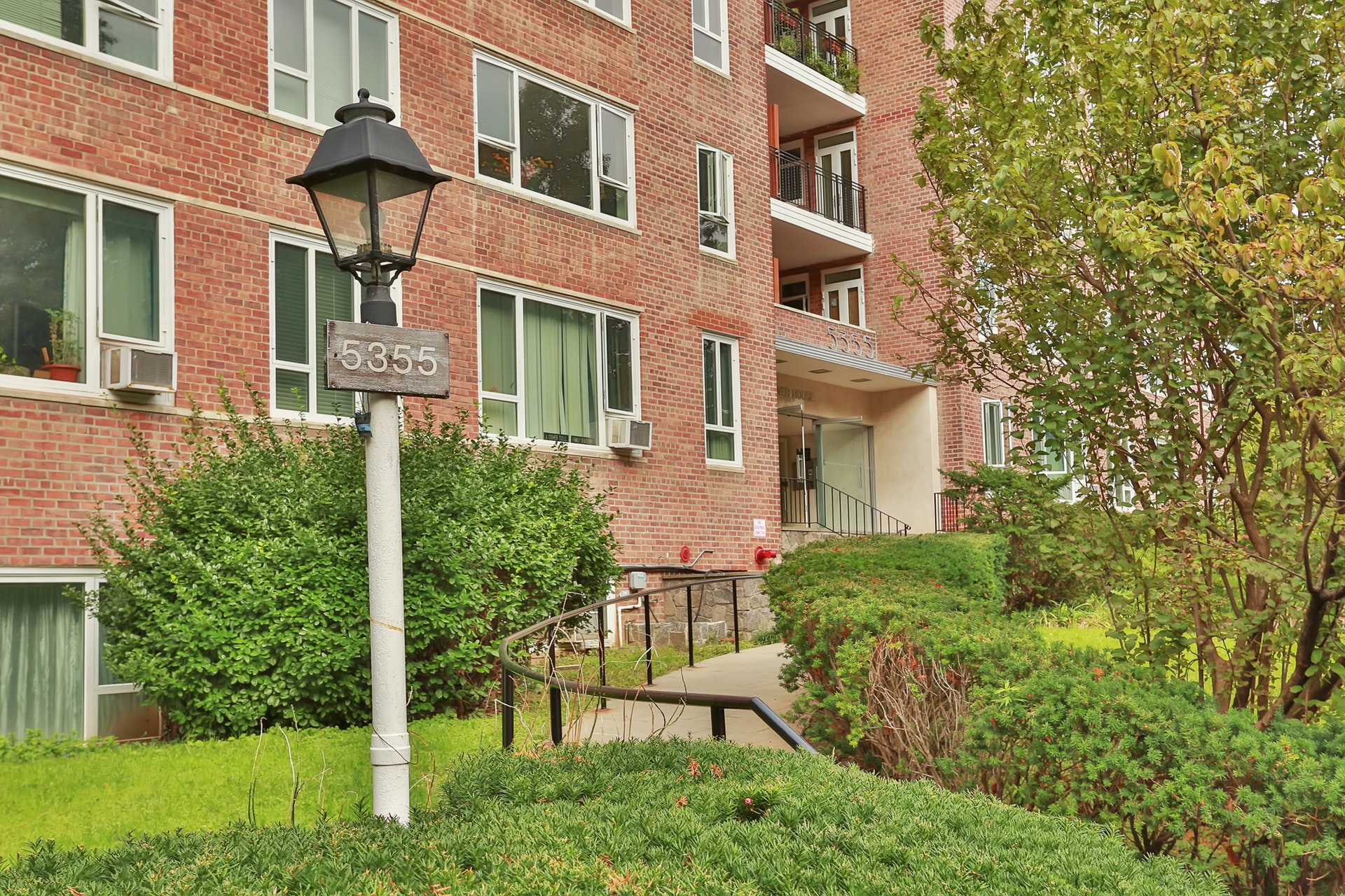 SPONSOR UNIT NO BOARD APPROVAL Newly Renovated Junior4 Postwar Co