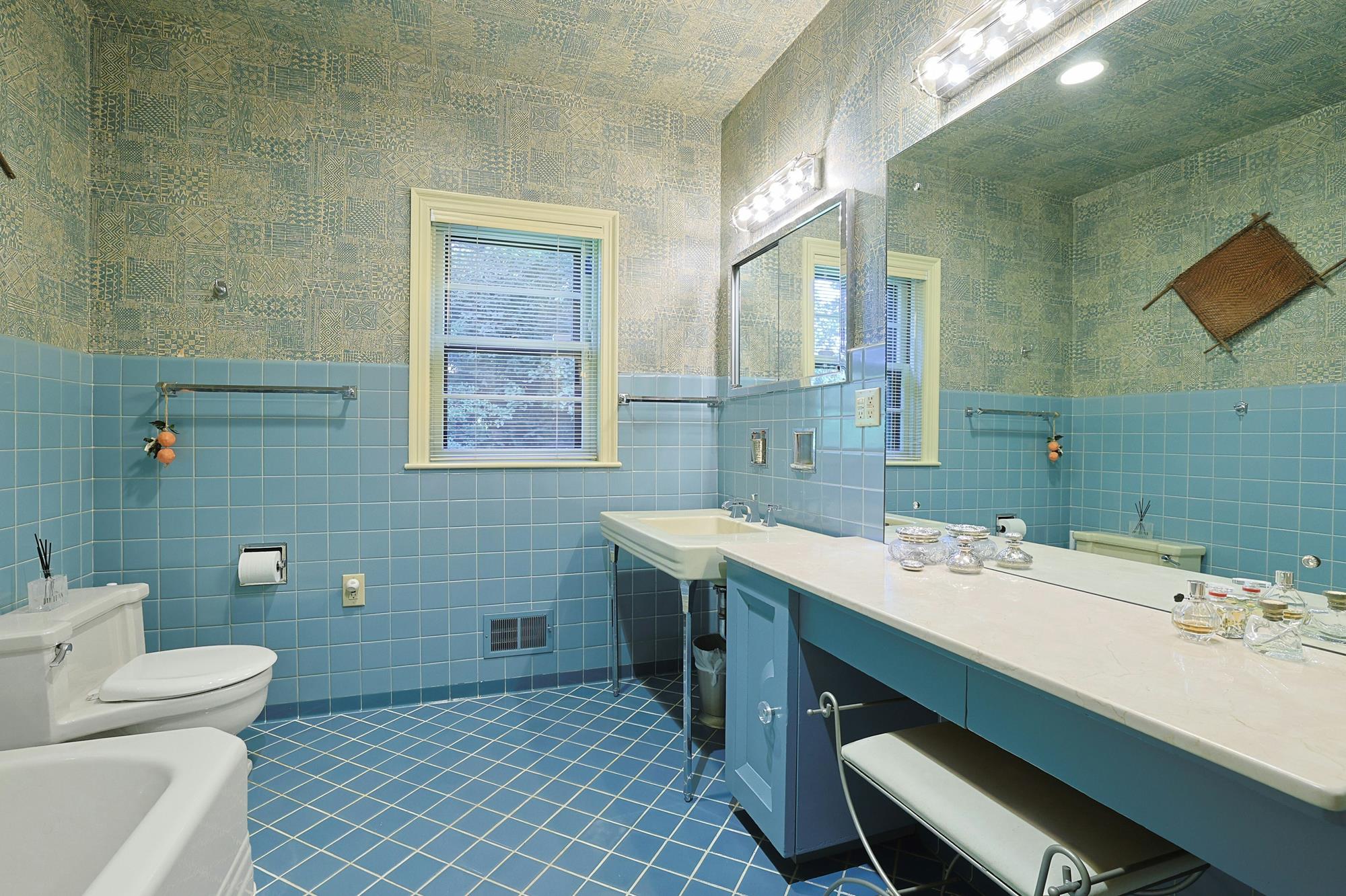5-Bd. Contemporary-Style House on Three Quarters of an Acre with Patio, Pond & Grassy Grounds on a Secluded Cul-de-Sac