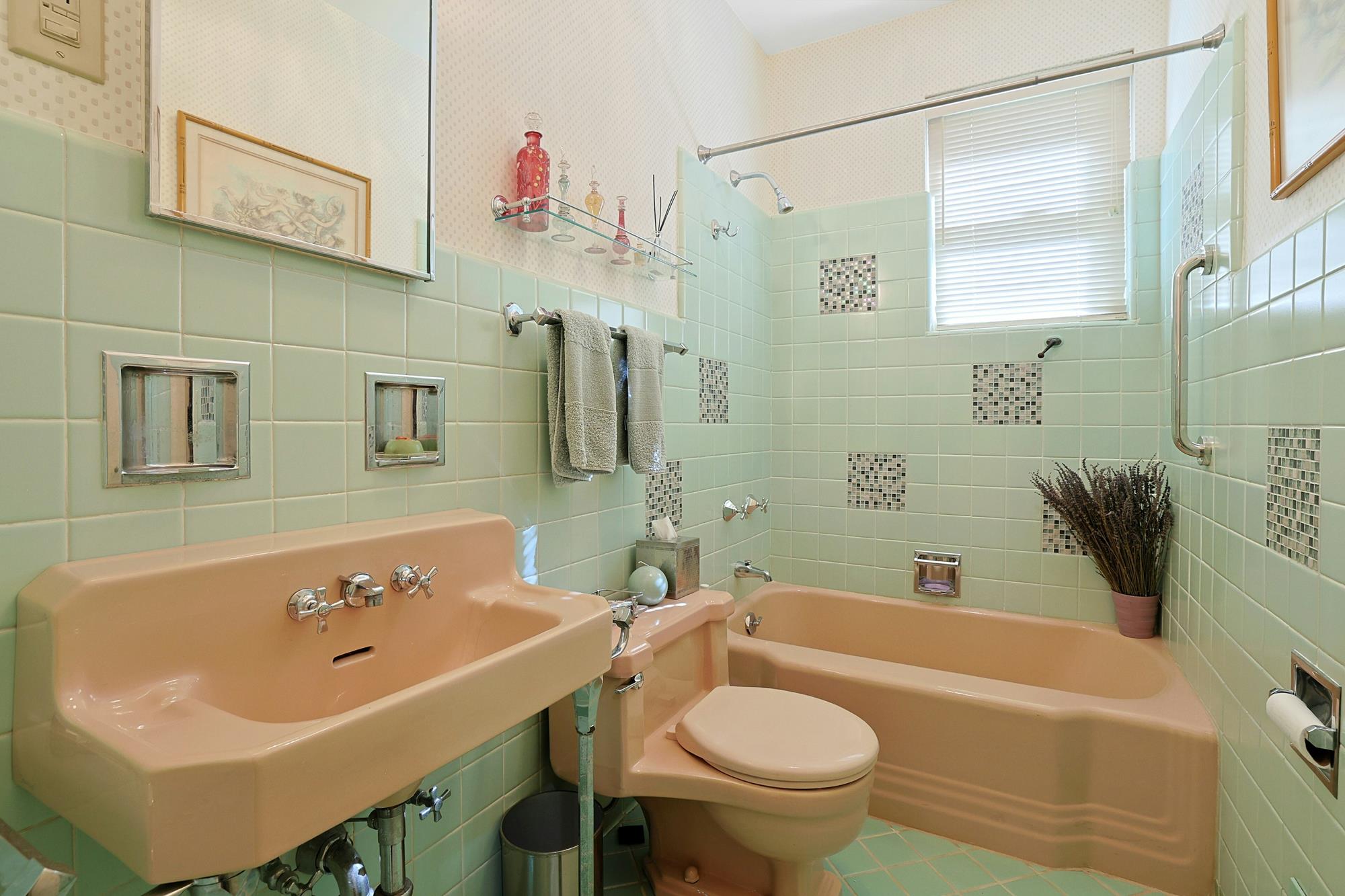 5-Bd. Contemporary-Style House on Three Quarters of an Acre with Patio, Pond & Grassy Grounds on a Secluded Cul-de-Sac