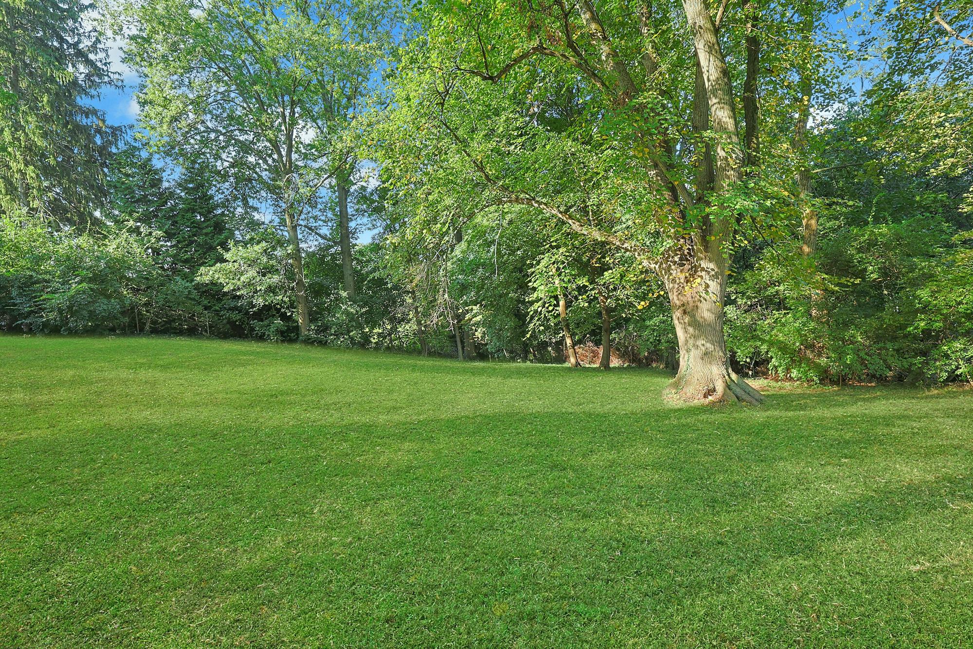 5-Bd. Contemporary-Style House on Three Quarters of an Acre with Patio, Pond & Grassy Grounds on a Secluded Cul-de-Sac