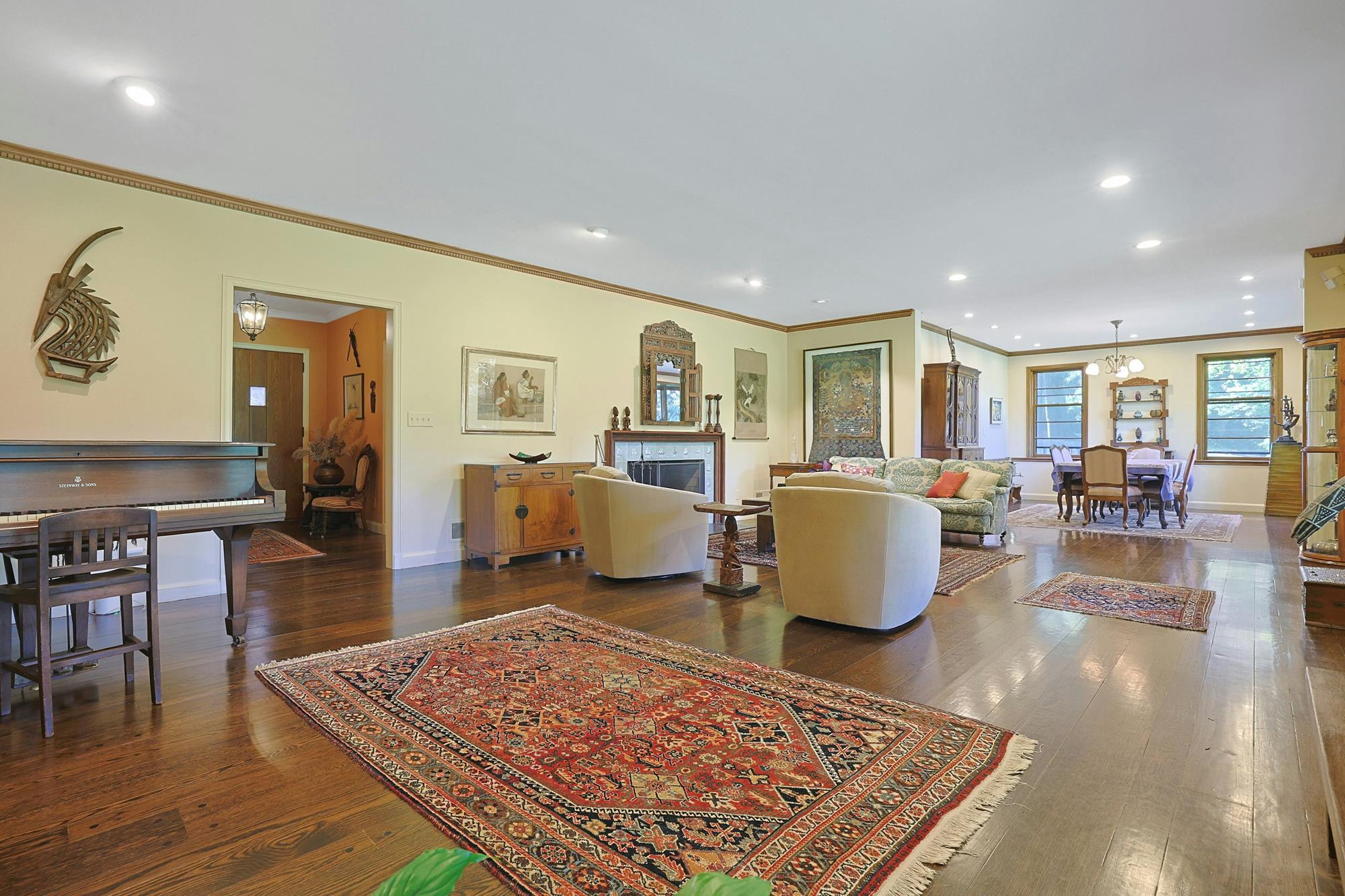 5-Bd. Contemporary-Style House on Three Quarters of an Acre with Patio, Pond & Grassy Grounds on a Secluded Cul-de-Sac