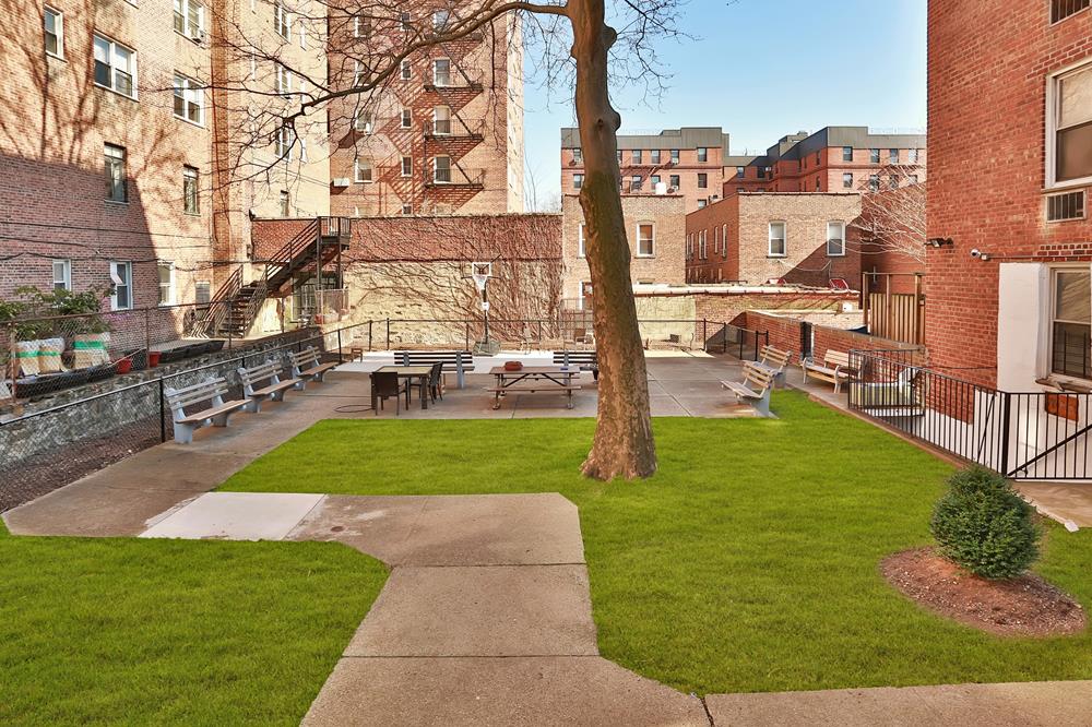 Updated Studio w/ Separate Kitchen & Sleeping Area