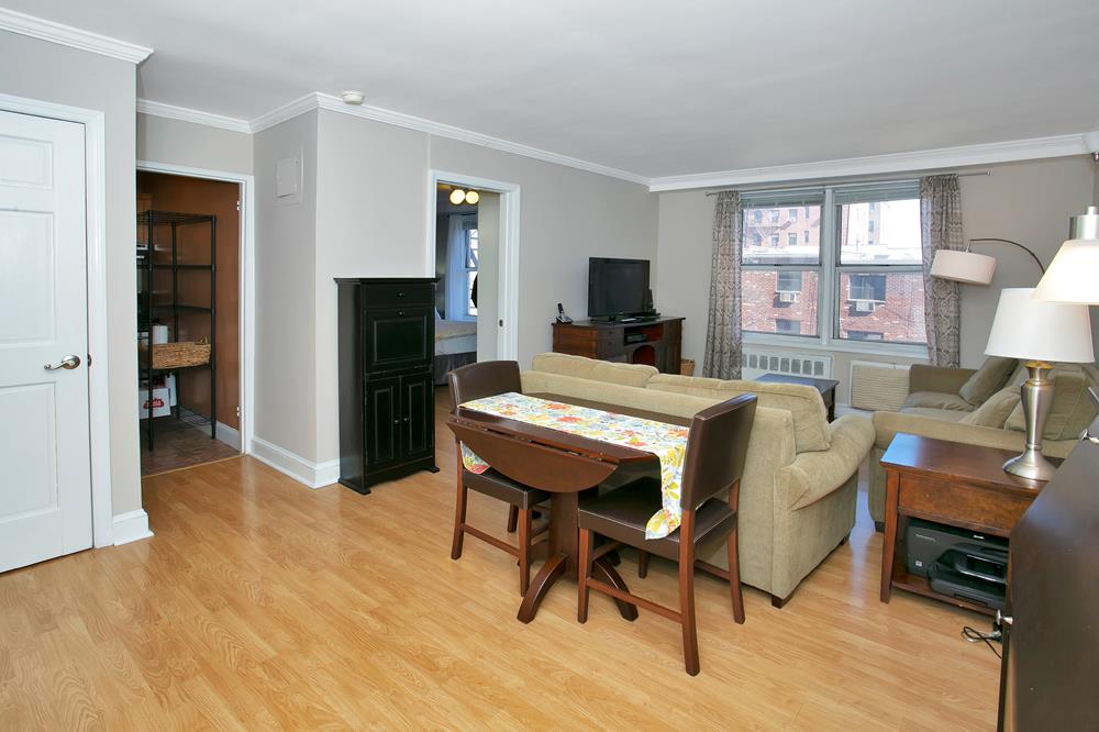 Updated Studio w/ Separate Kitchen & Sleeping Area