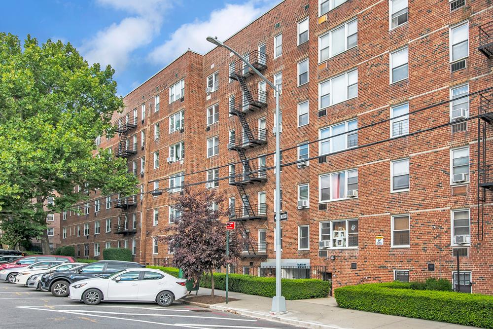 Updated Studio w/ Separate Kitchen & Sleeping Area