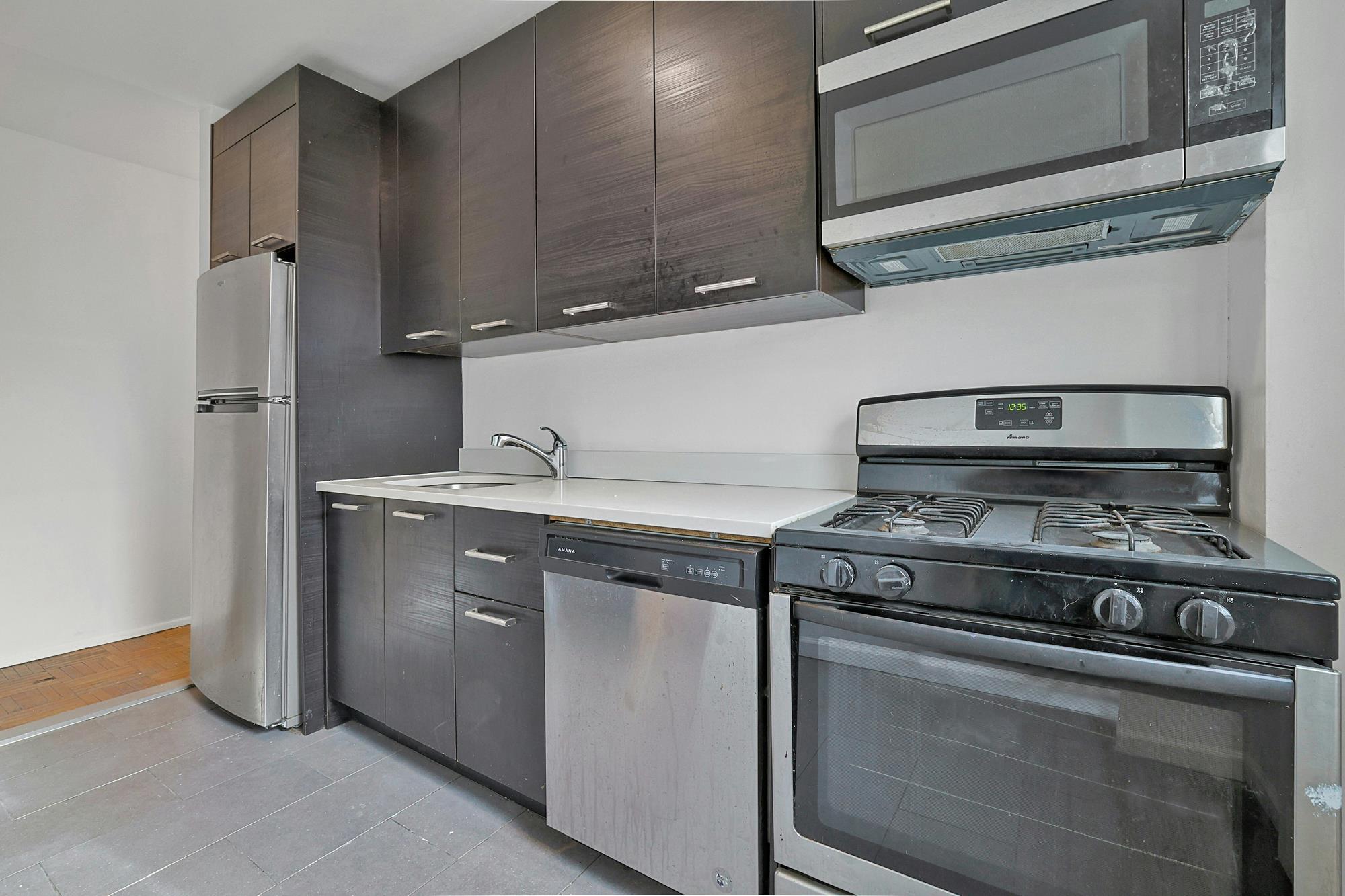 Spacious & Bright, Top-Floor 2-Bd. Co-op with Doormen