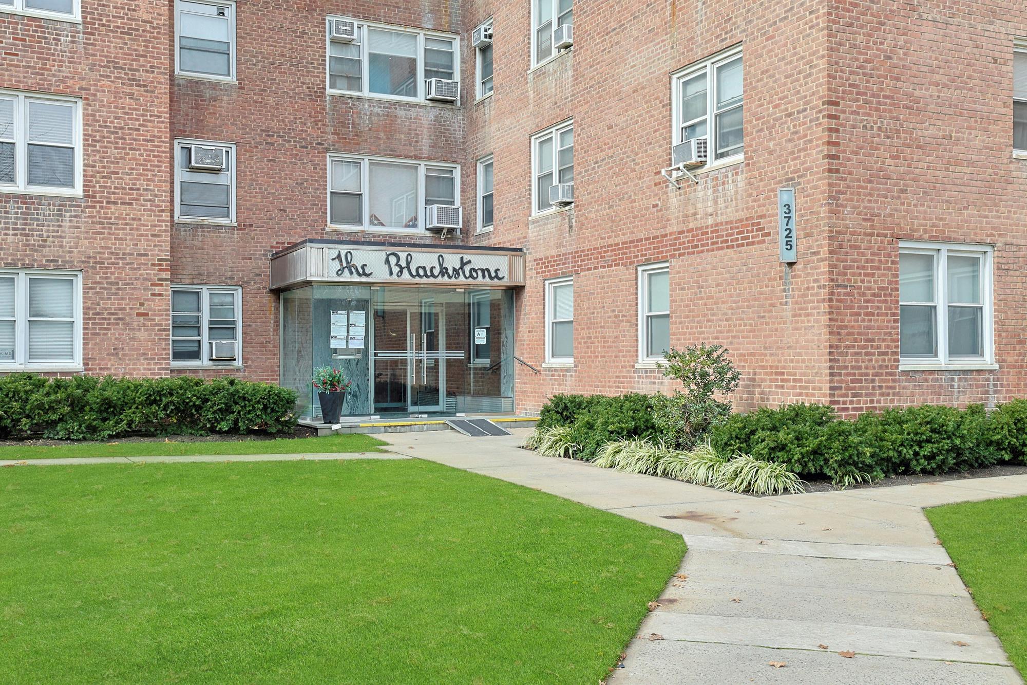 Spacious & Bright, Top-Floor 2-Bd. Co-op with Doormen