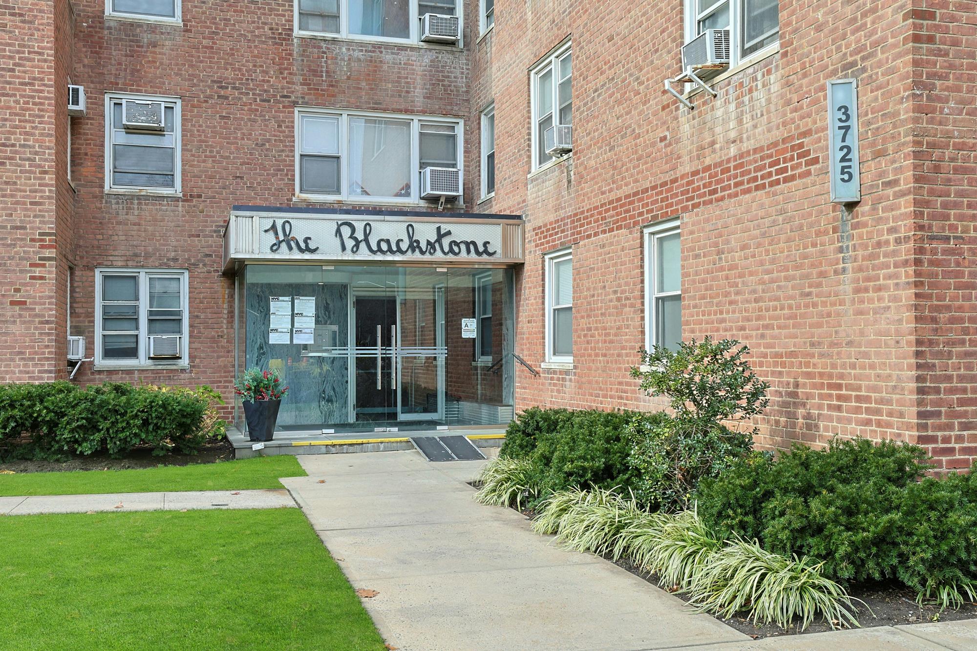 Spacious & Bright, Top-Floor 2-Bd. Co-op with Doormen