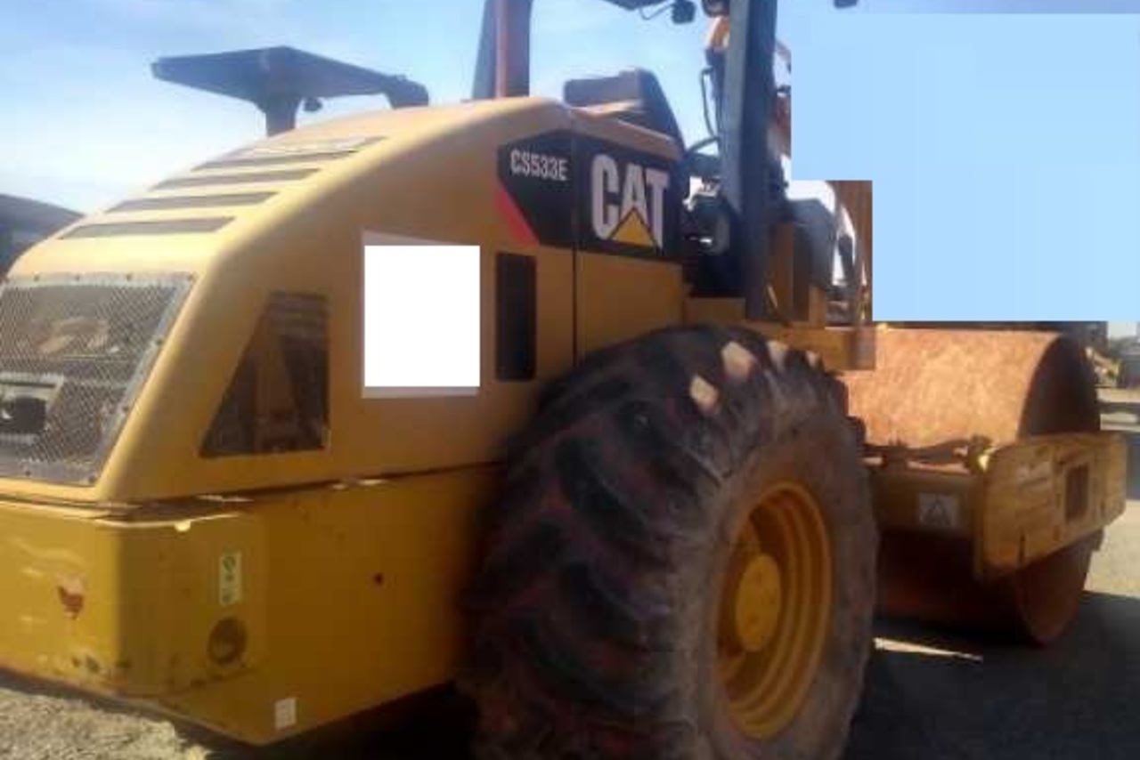 Rolo compactador Caterpillar CS533 11/11 - BHLOC | Trucadao.com.br