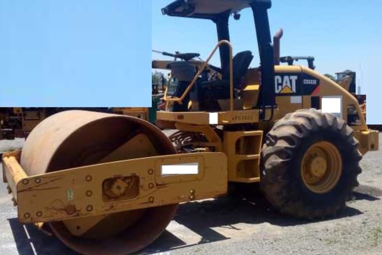 Rolo compactador Caterpillar CS533 11/11 - BHLOC | Trucadao.com.br