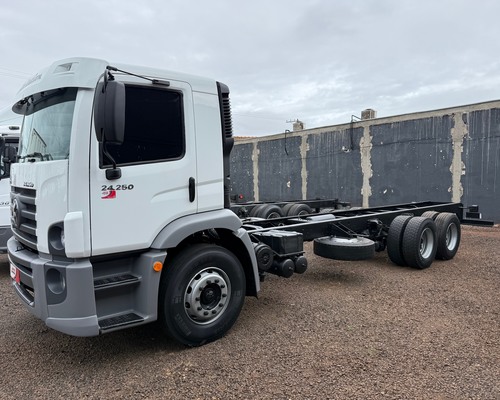 Volkswagen 24-250 E Constellation 3-Eixos