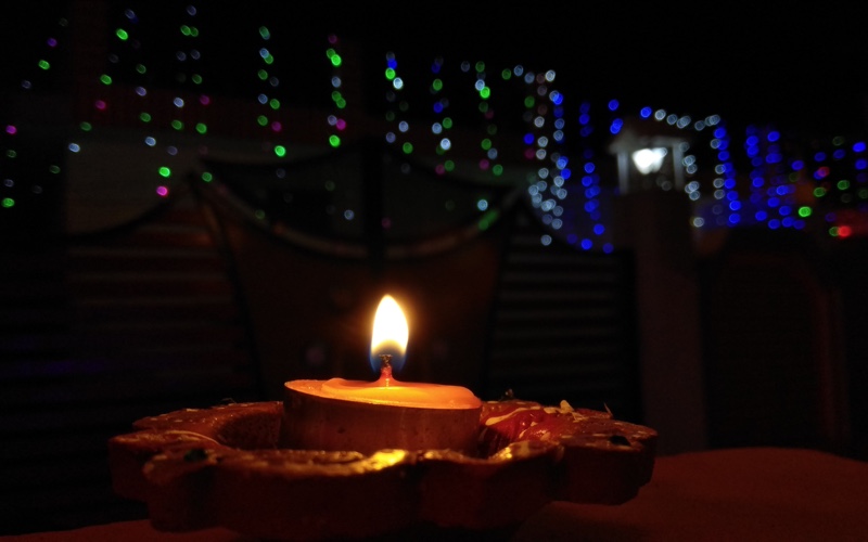 Sign of peace with diyas. Wikipedia. Creative Commons Attribution-Share Alike 4.0 International license.