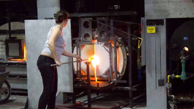 Students working in the glass studio handle materials with temperatures as high as 2,080 degrees Fahrenheit. For saftey, students are instructed to work in pairs and wear goggles. | LUIS FERNANDO RODRIGUEZ / TTN Students working in the glass studio handle materials with temperatures as high as 2,080 degrees Fahrenheit. For saftey, students are instructed to work in pairs and wear goggles. | LUIS FERNANDO RODRIGUEZ / TTN