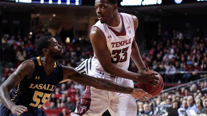 Redshirt-senior forward Scootie Randall lines up against La Salle senior guard Ramon Galloway in the Owls’ 82-74 win on Feb. 21. Randall also scored a game high 18 points in a 71-51 win against Charlotte on Feb. 24. | TIMOTHY VALSHTEIN / TTN
